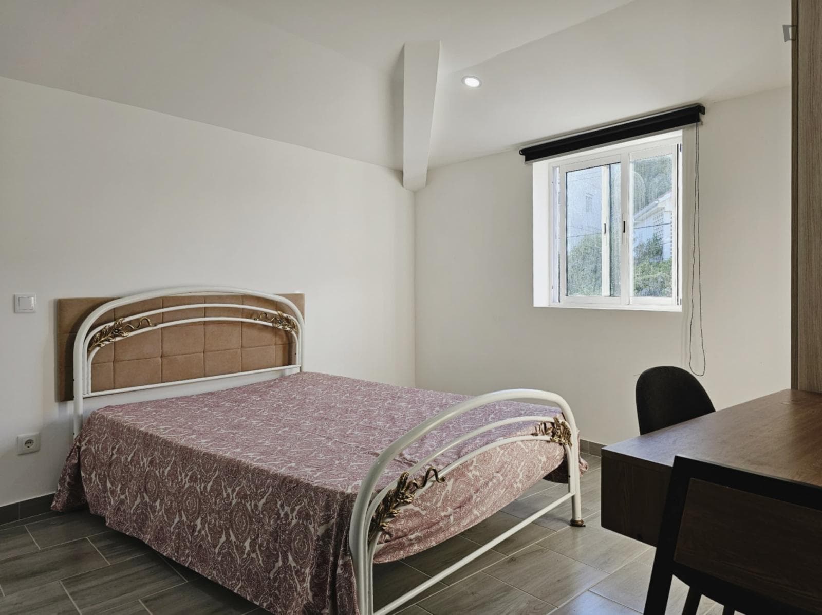 Cool double ensuite bedroom in a student house  photo 1