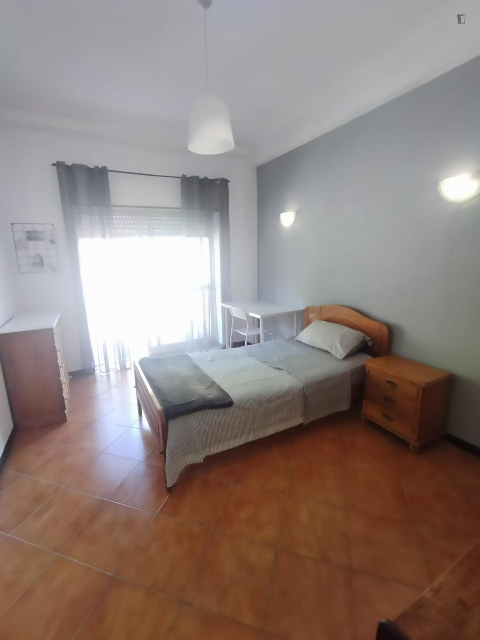 Single bedroom, with balcony, in 6-bedroom apartment photo 1