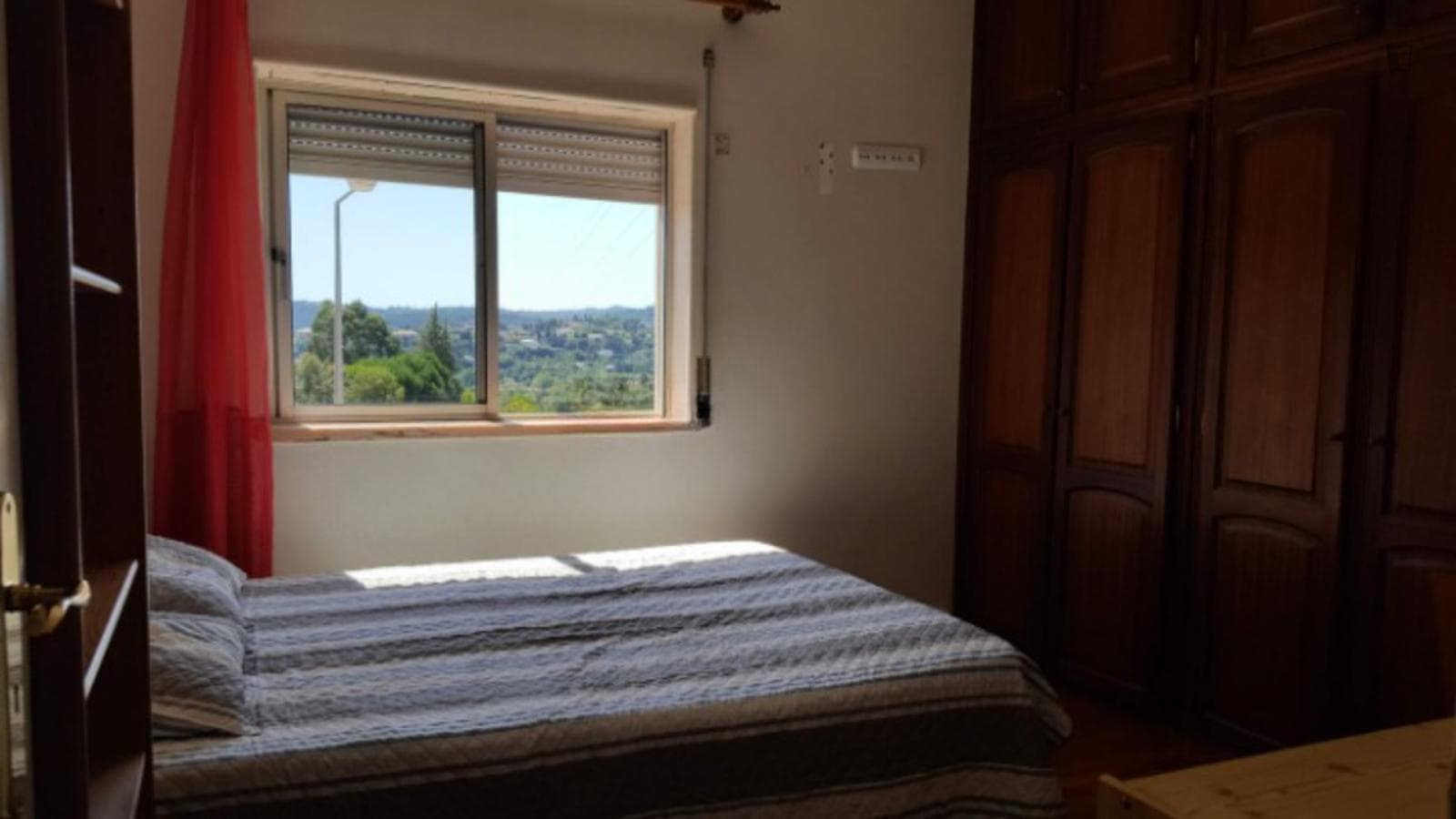 Inviting double bedroom in a 3-bedroom apartment near Instituto Superior de Engenharia de Coimbra photo 1