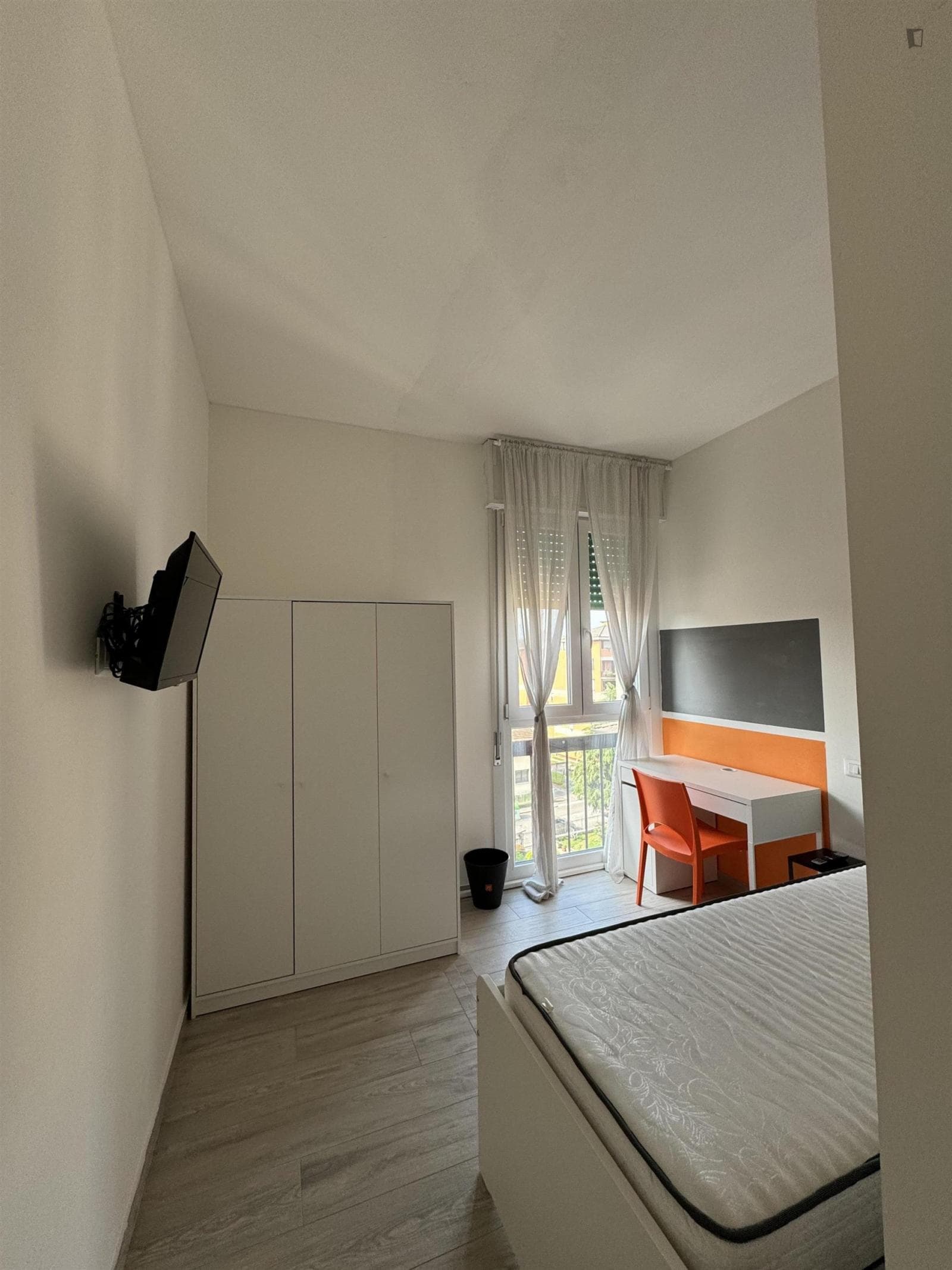 Inviting single bedroom near the Porta Nuova train station photo 1