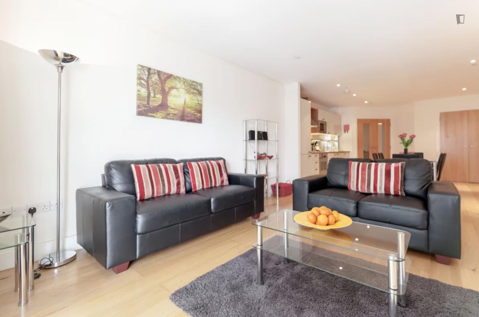 Tasteful 2-bedroom flat near the Hampton Wick train station photo 1