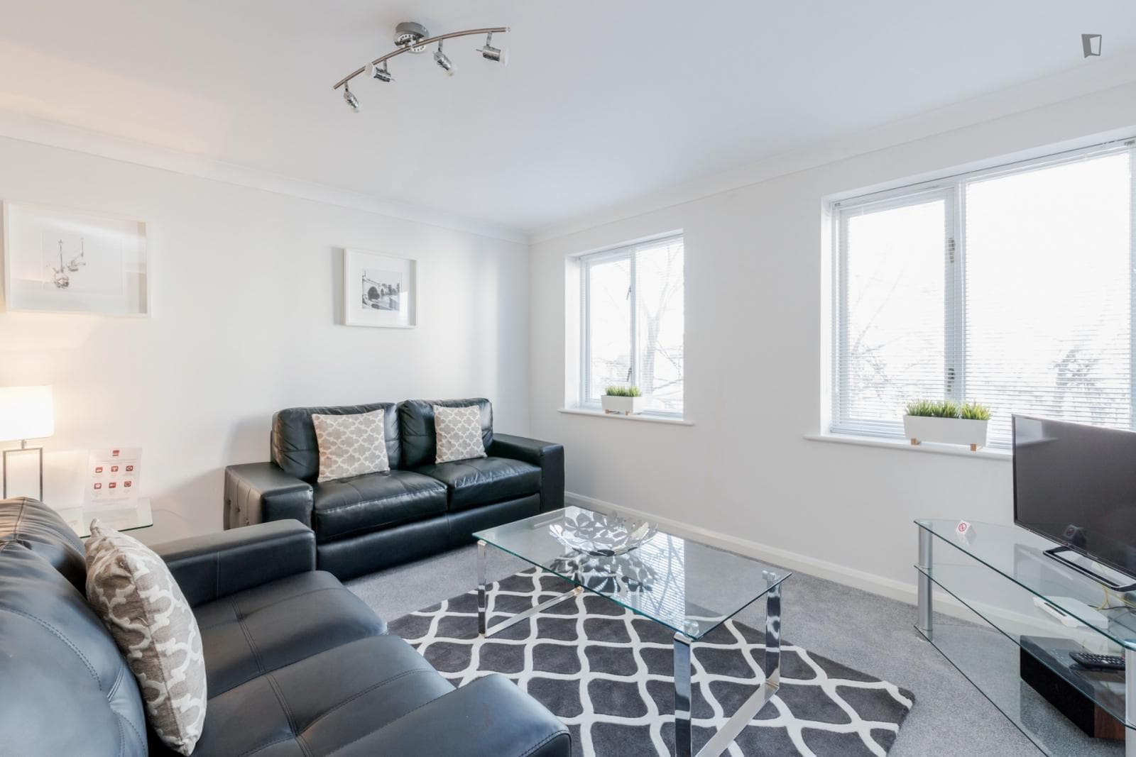 Excellent 1-bedroom apartment near the Kingston train station photo 1