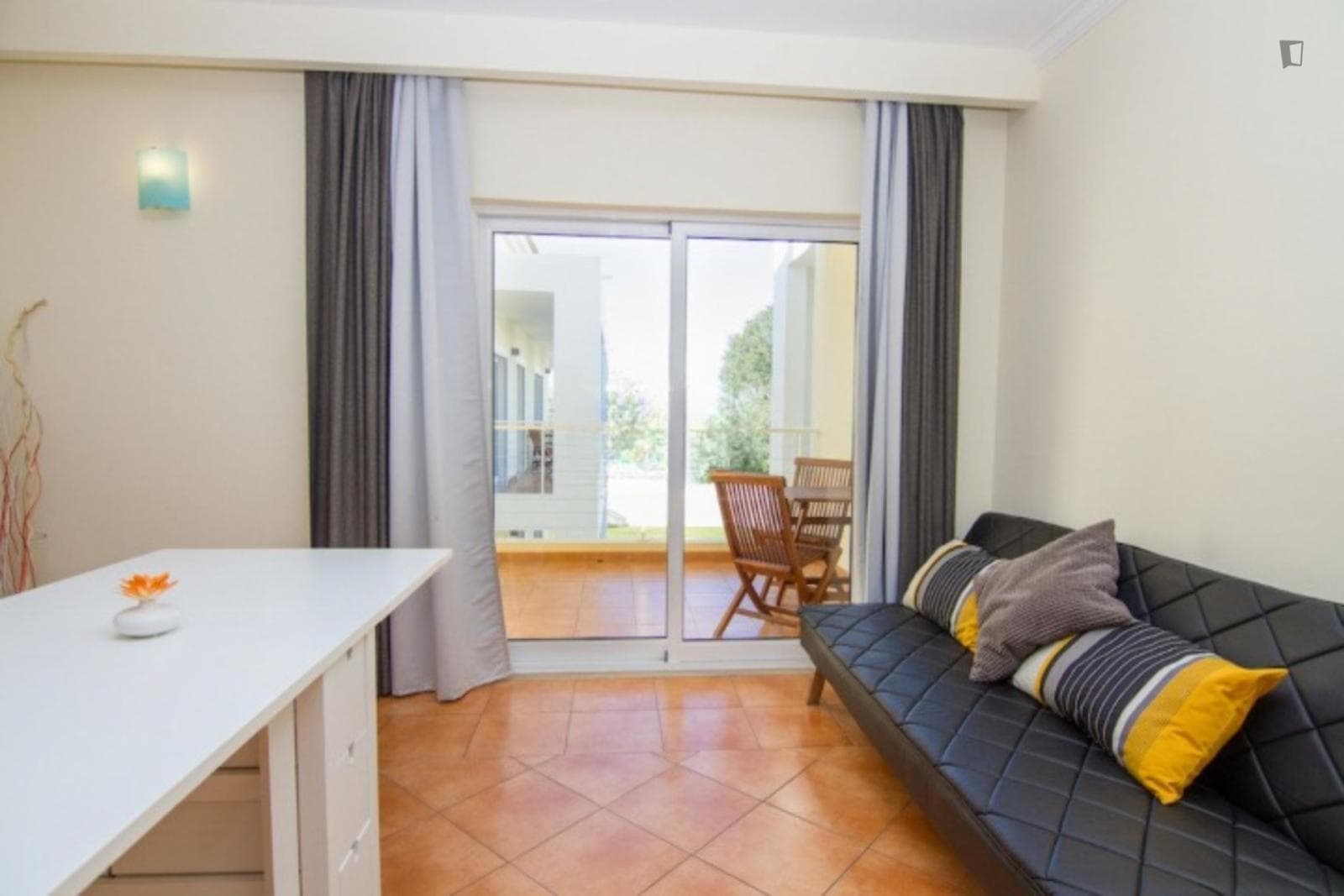 2-bedroom house, with outdoor area photo 1