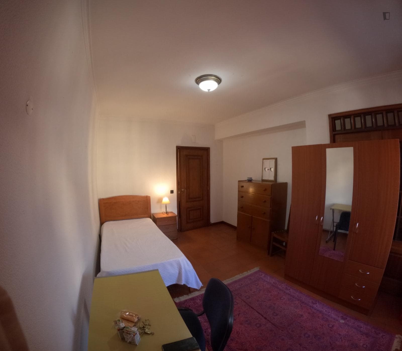 Sunny single bedroom in a 3-bedroom flat photo 1