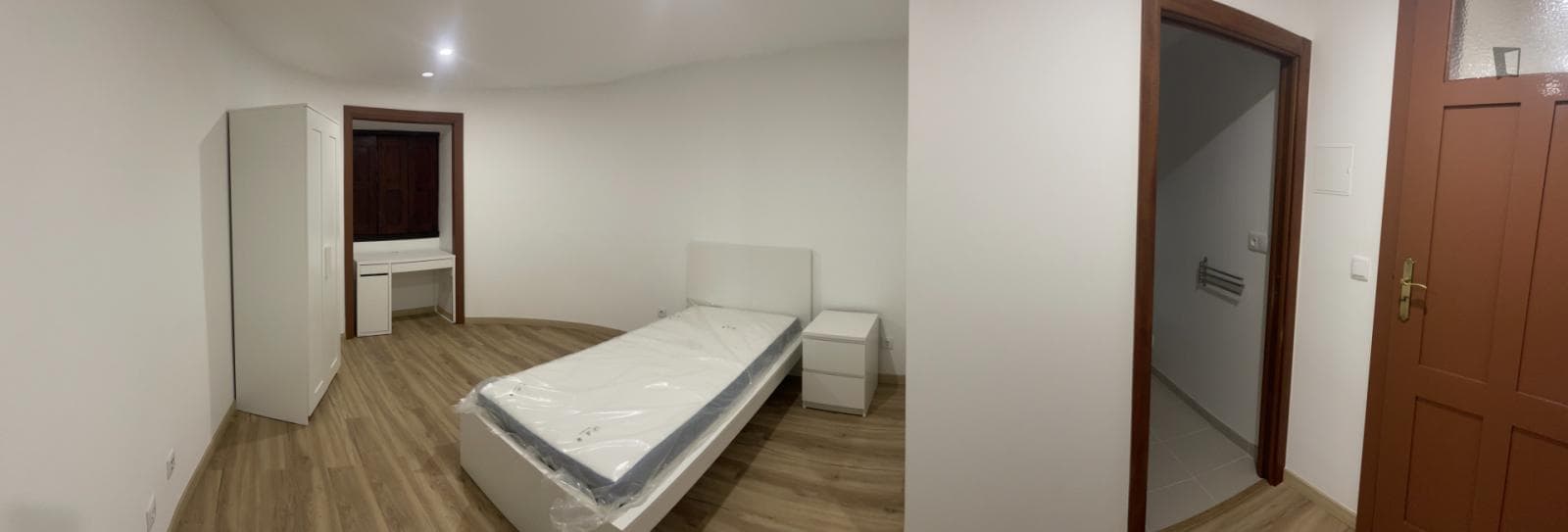 Charming single ensuite bedroom photo 1