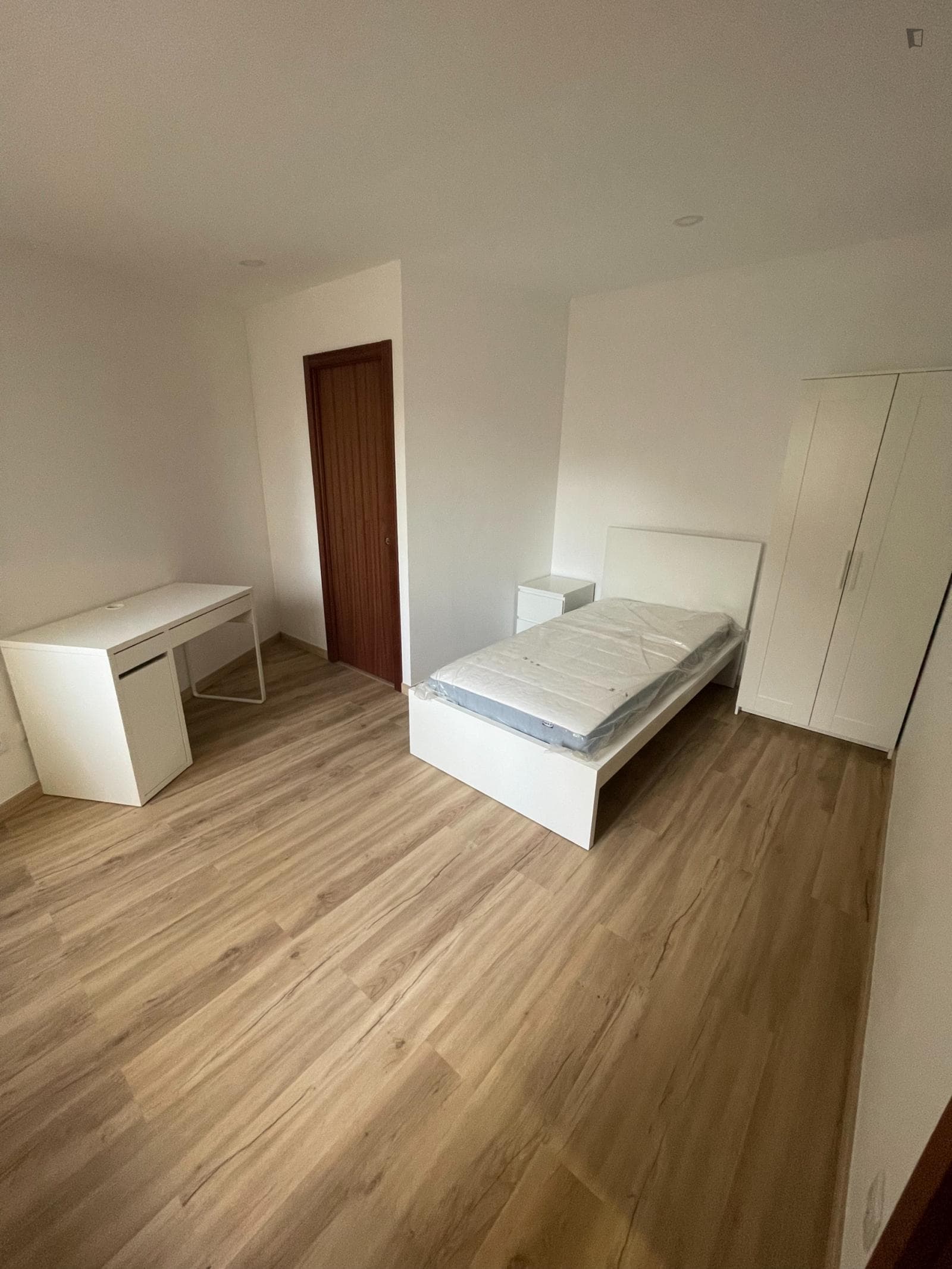Lovely single ensuite bedroom next to FLUC photo 1