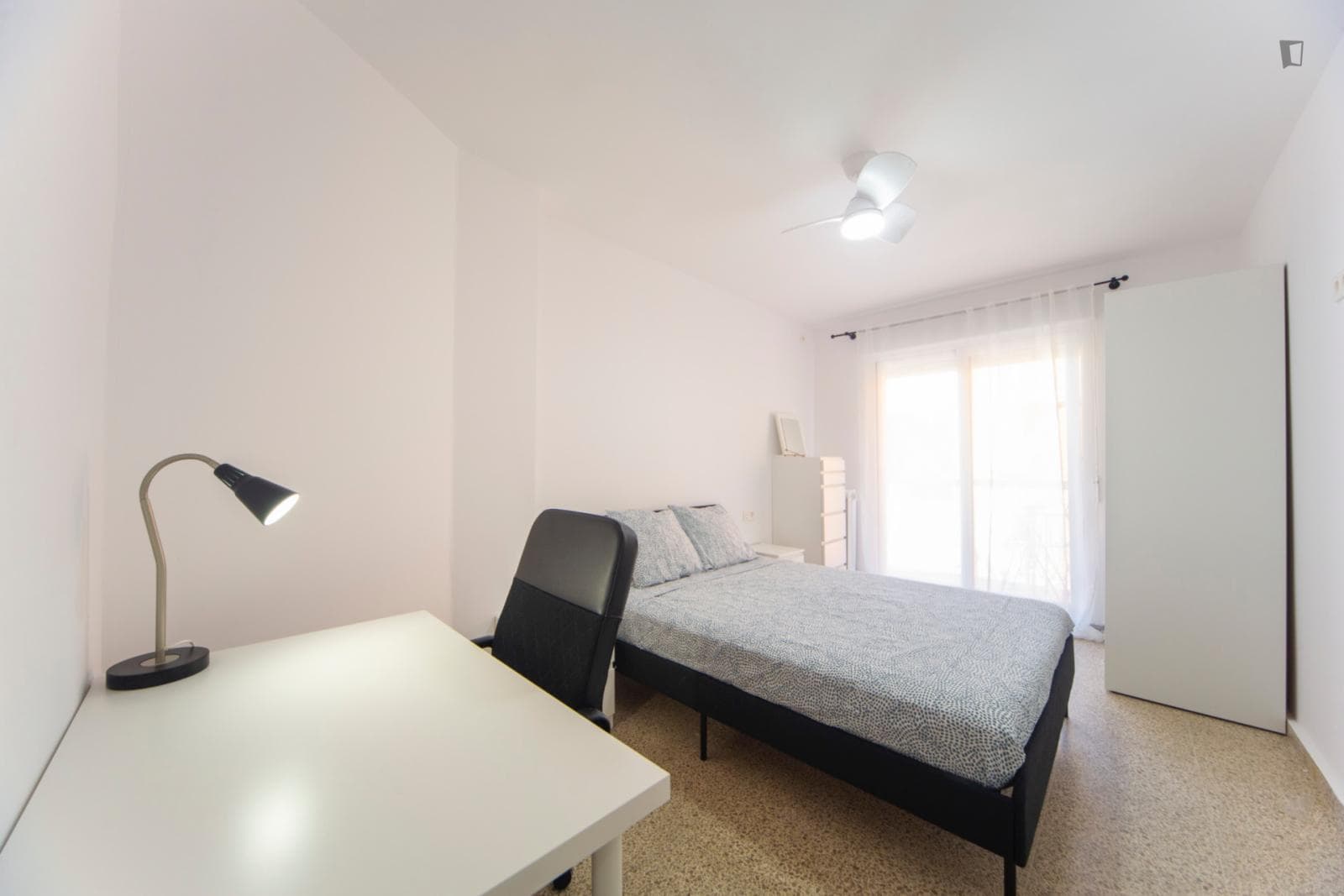 Inviting double bedroom with a priavte balcony, in the heart of Granada photo 1