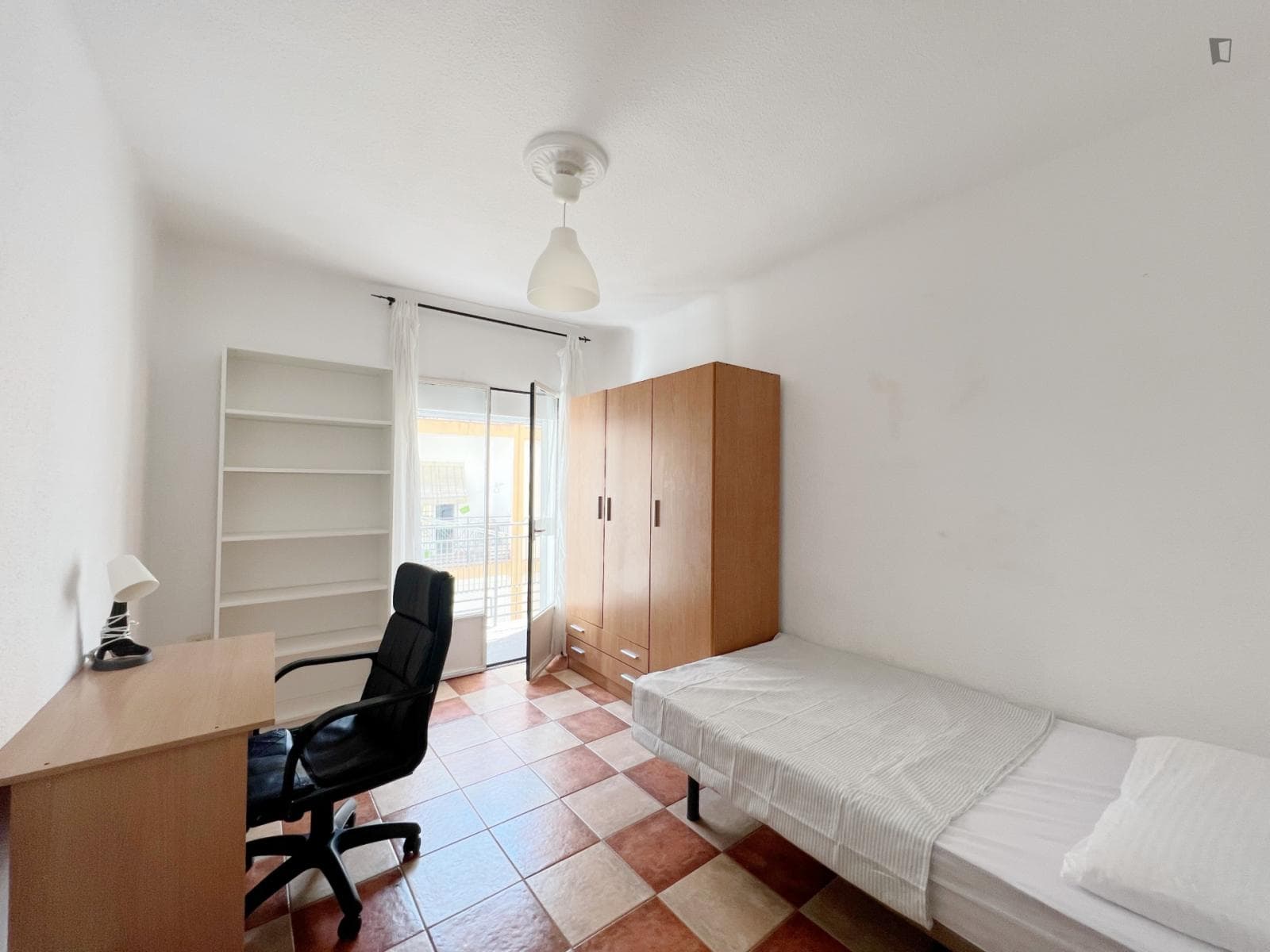Snug single bedroom with a balcony, in Los Cármenes photo 1