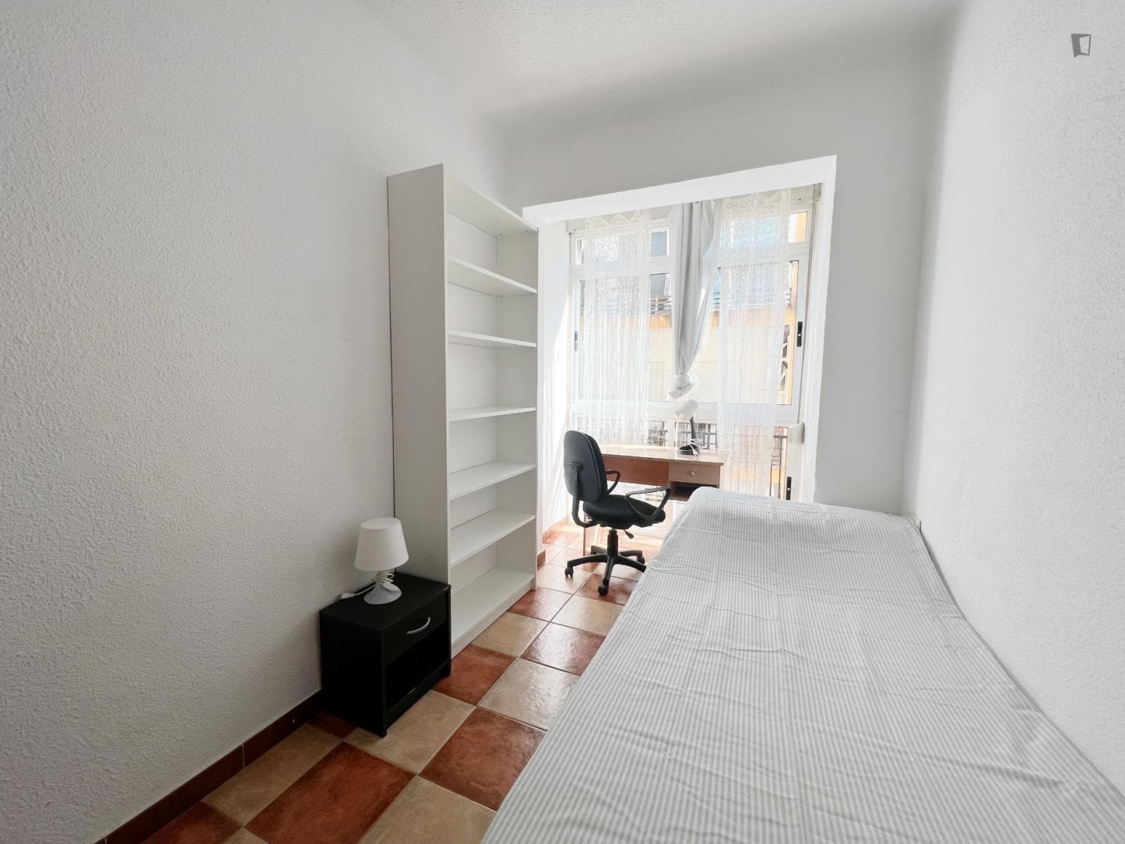 Bright single bedroom in Los Cármenes photo 1