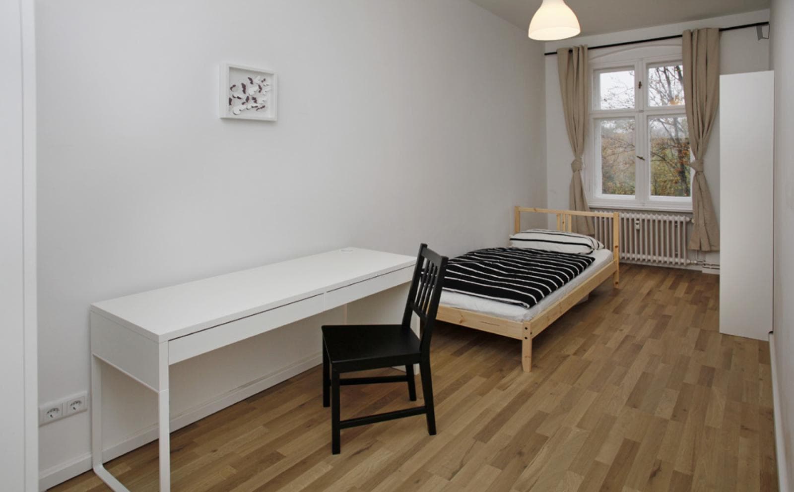 Appealing single bedroom in Wedding photo 1