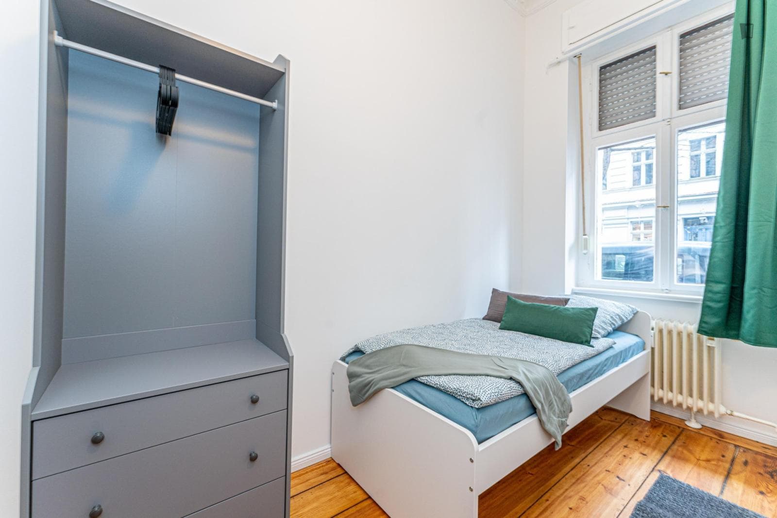 Nice single bedroom in shared flat close to the Berlin School of Business and Innovation (BSBI) in Neukölln photo 1