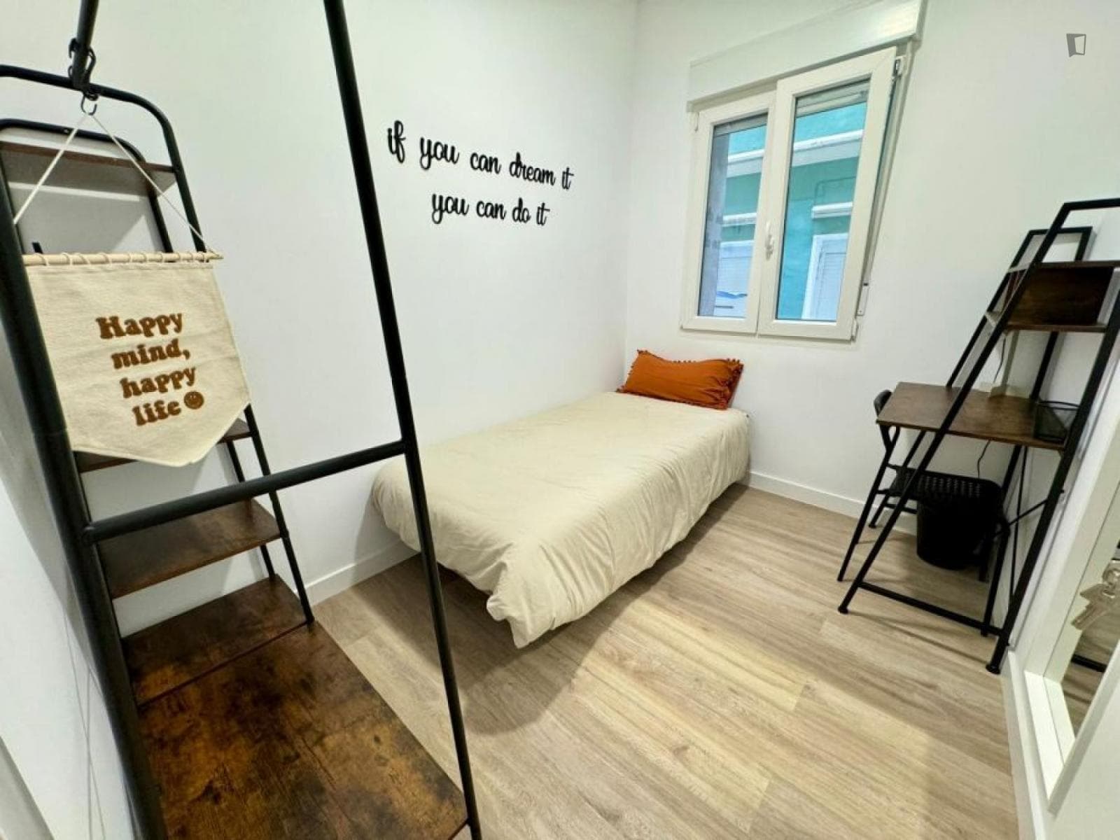 Snug single bedroom in Matiko photo 1