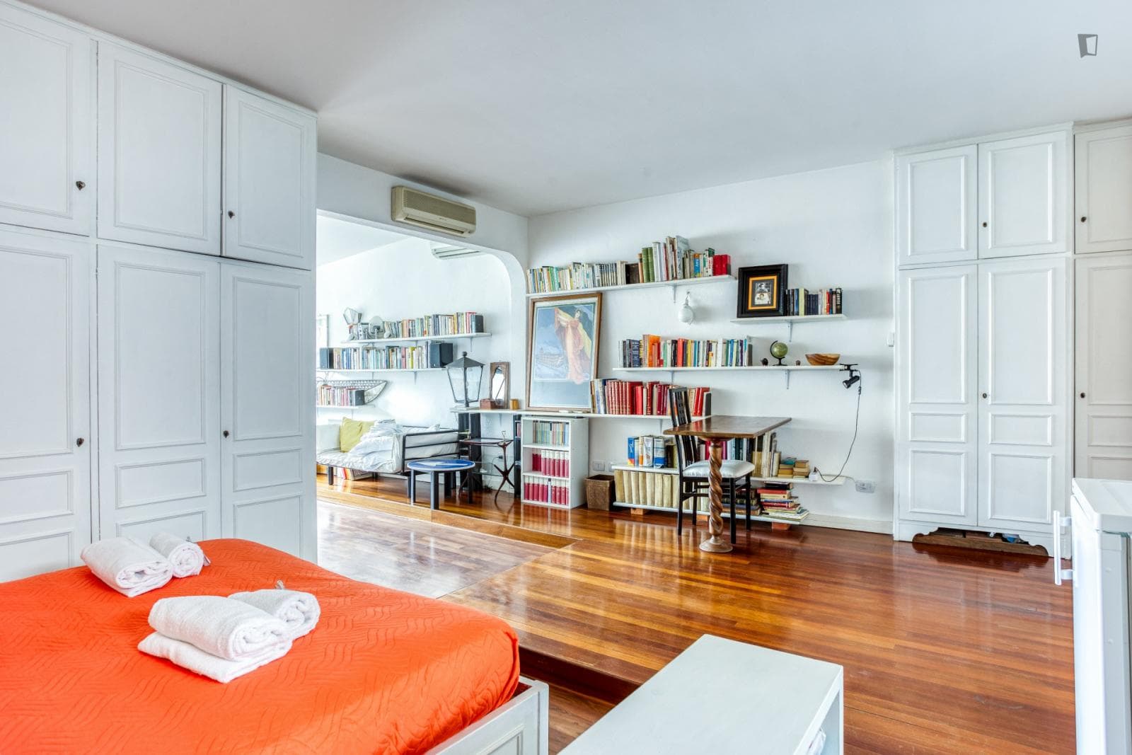Large and bright studio in Monti photo 1