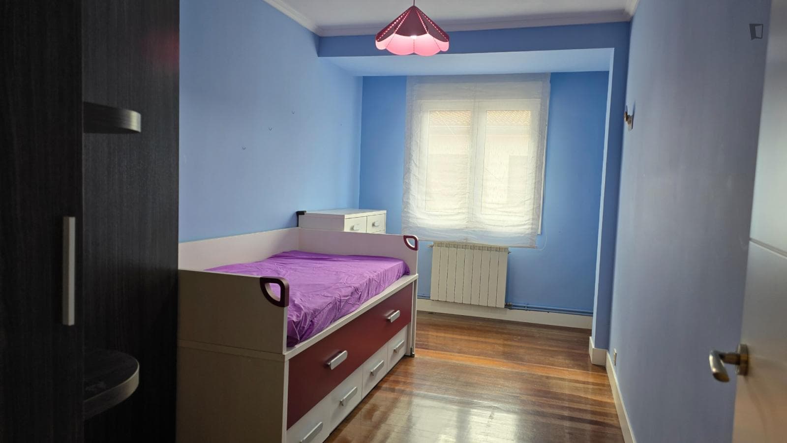 Single bedroom in 3-bedroom apartment photo 1