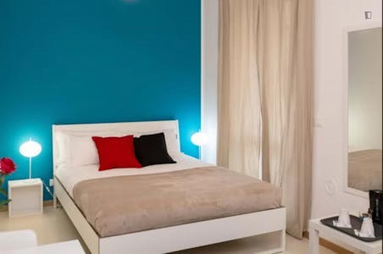 Cosy double bedroom in a 5-bedroom flat near Dante metro station photo 1