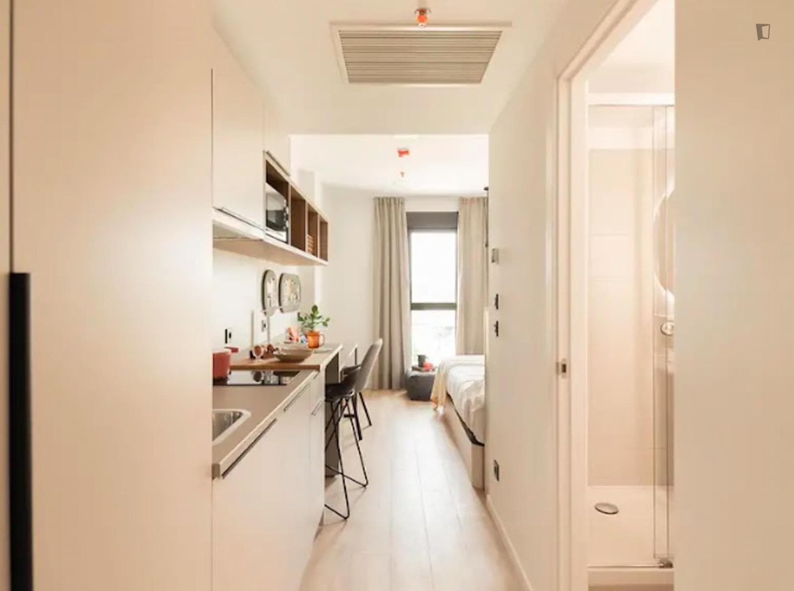 Bed in a charming shared studio, close to Universidad Navarra photo 1