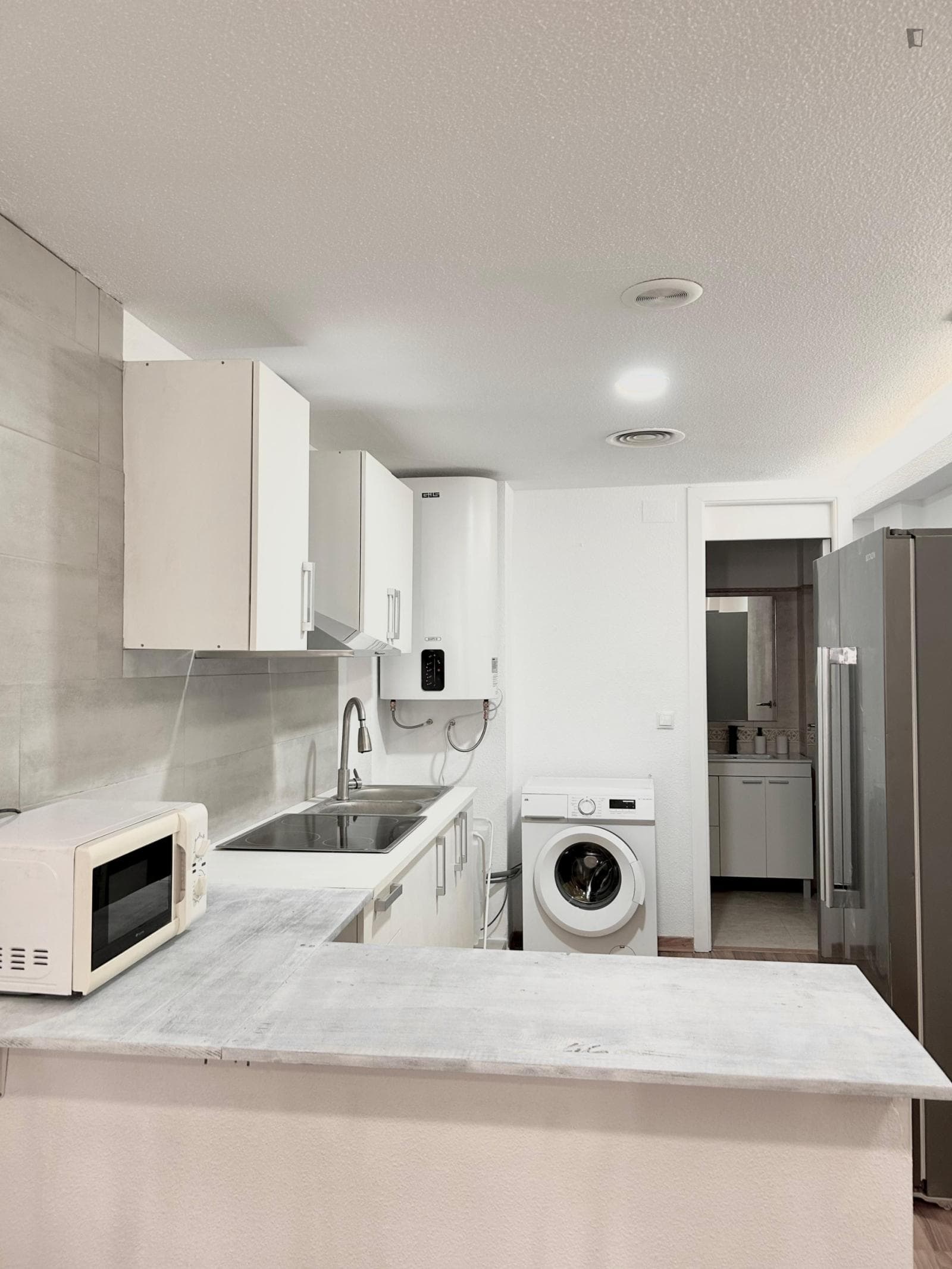 Neat single bedroom near the Carrús train station photo 1