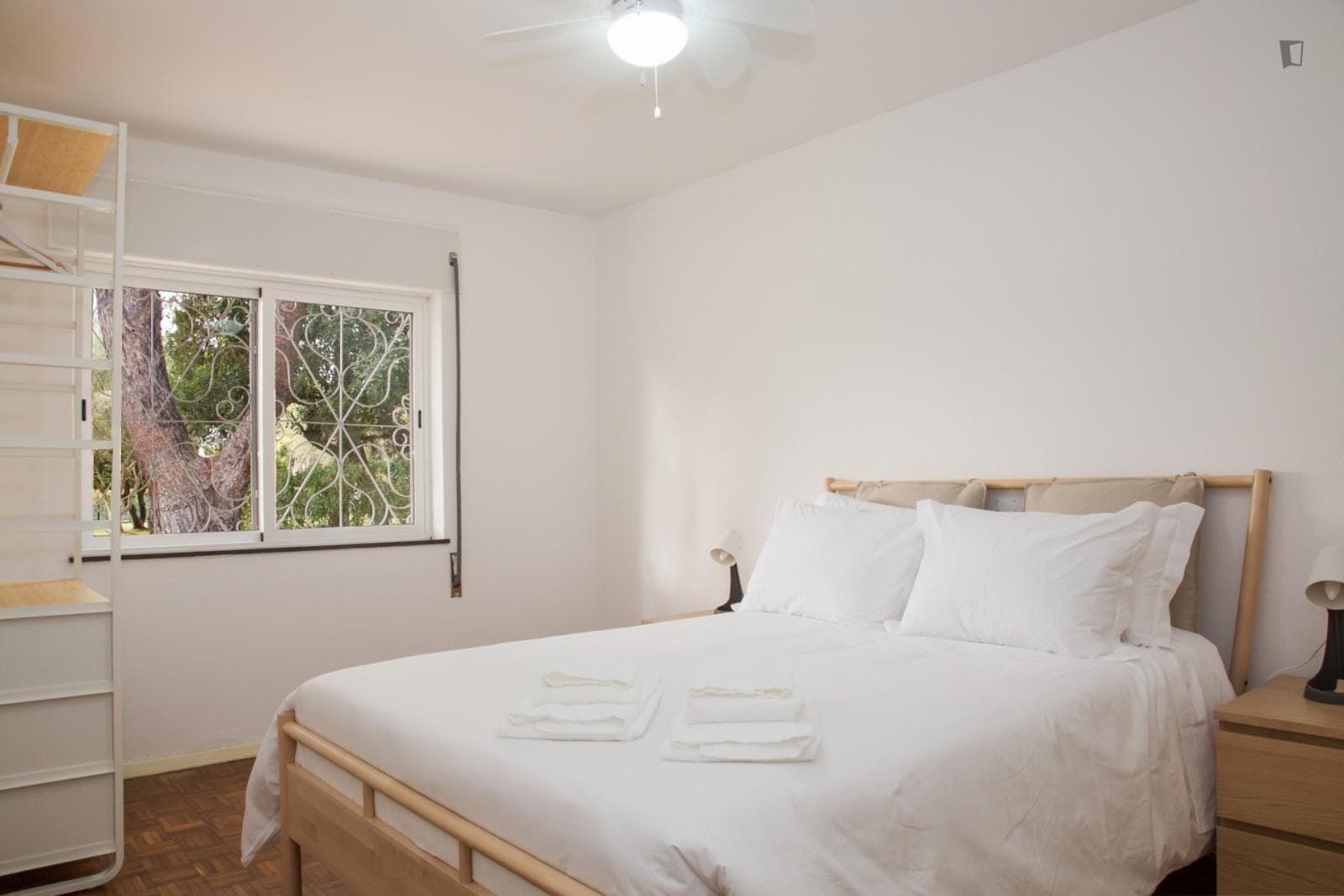 Modern double bedroom 15 away from beach photo 1