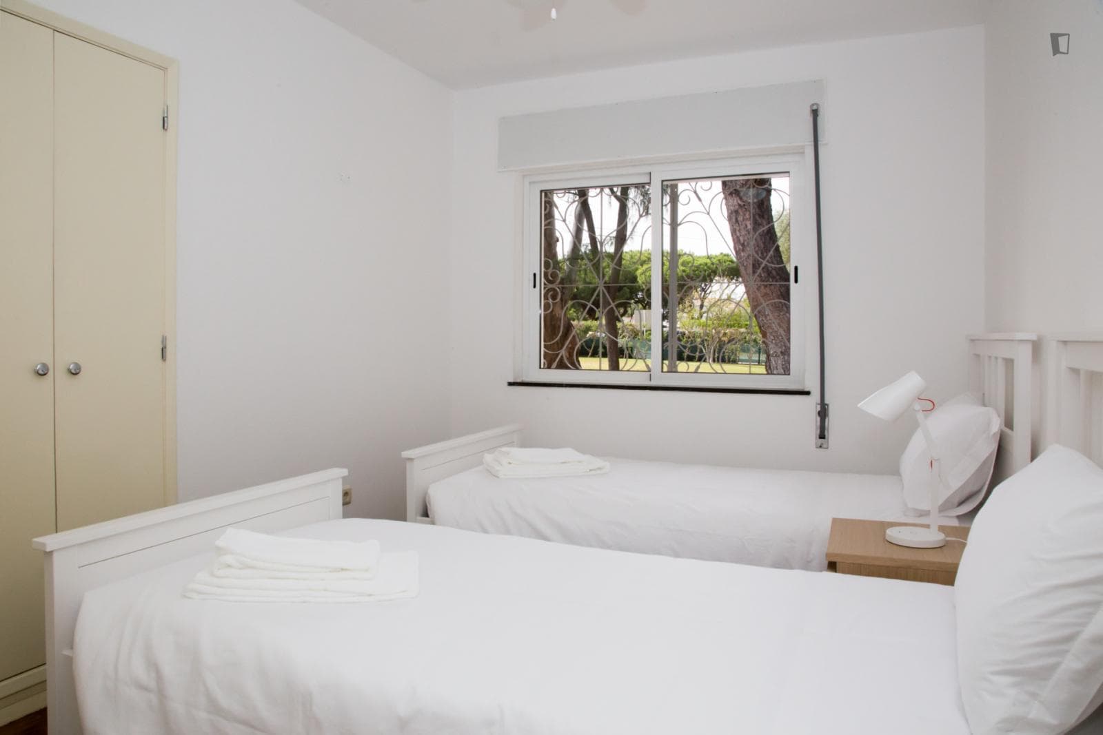 Beautiful twin bedroom in Quarteira beach photo 1