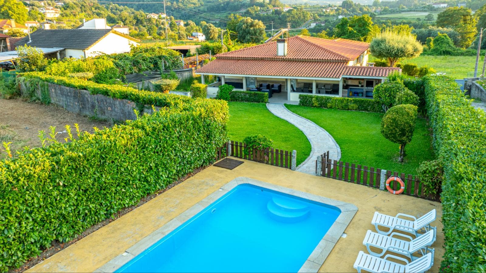 Irresistible 6 Bedroom House with a Swimming Pool close to Lavradas Bridge photo 1