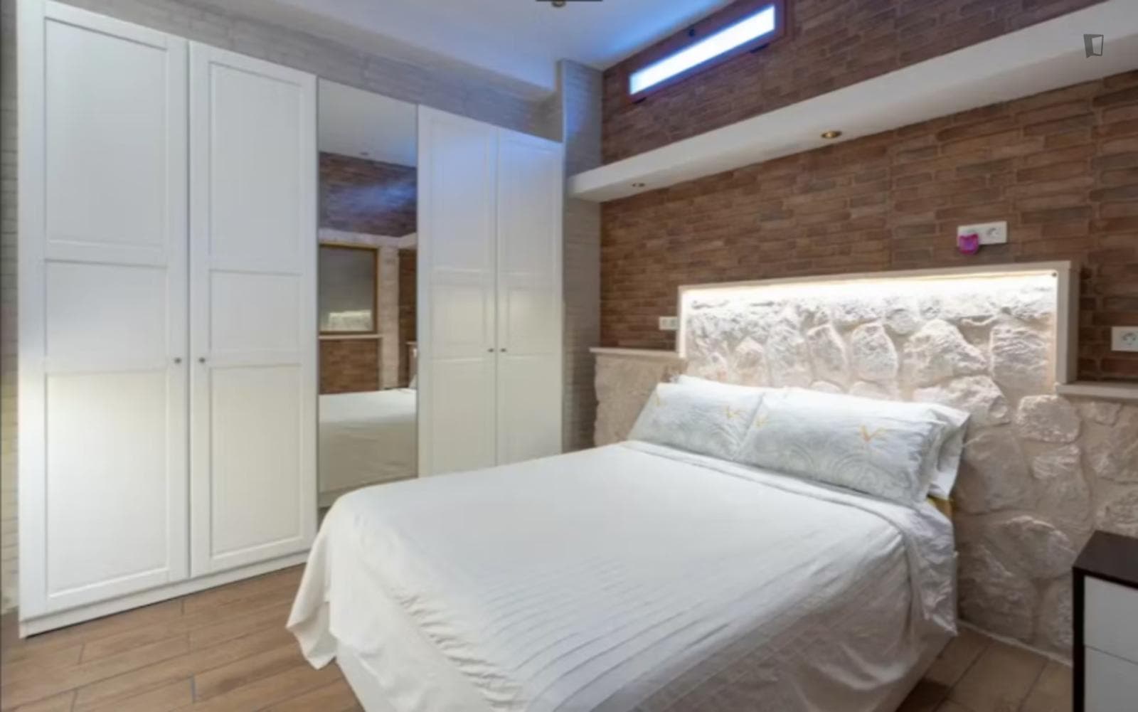 Double bedroom in 2-bedroom apartment photo 1