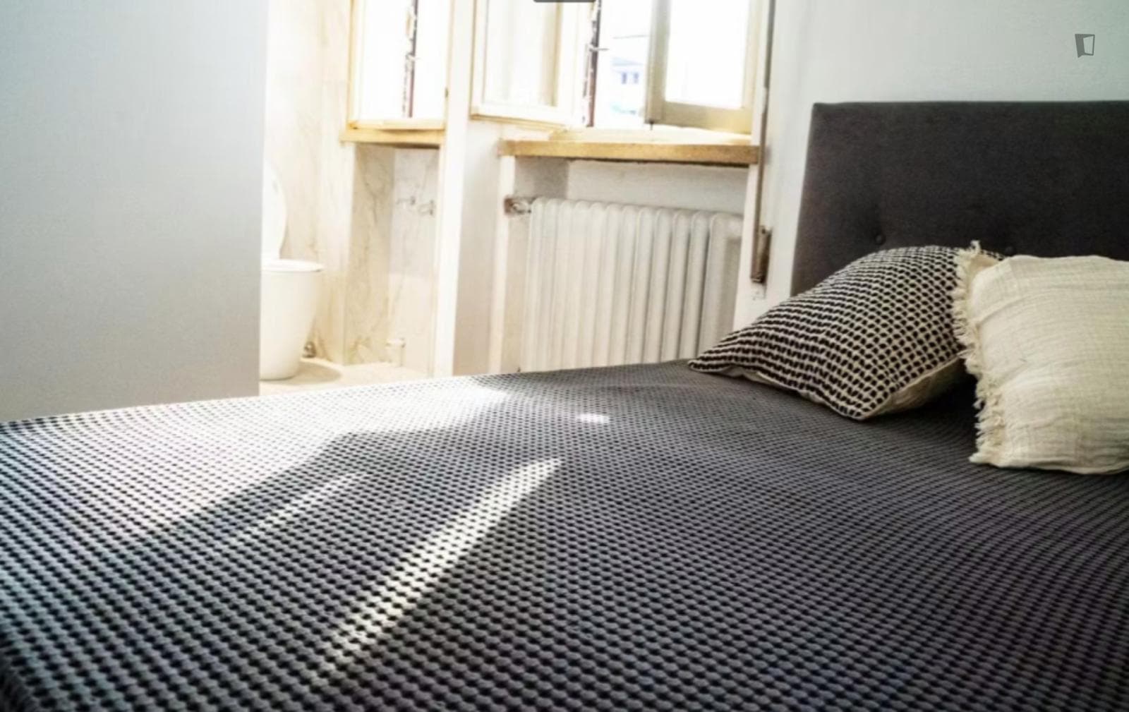 Ensuite Bedroom in a Shared Apartment photo 1