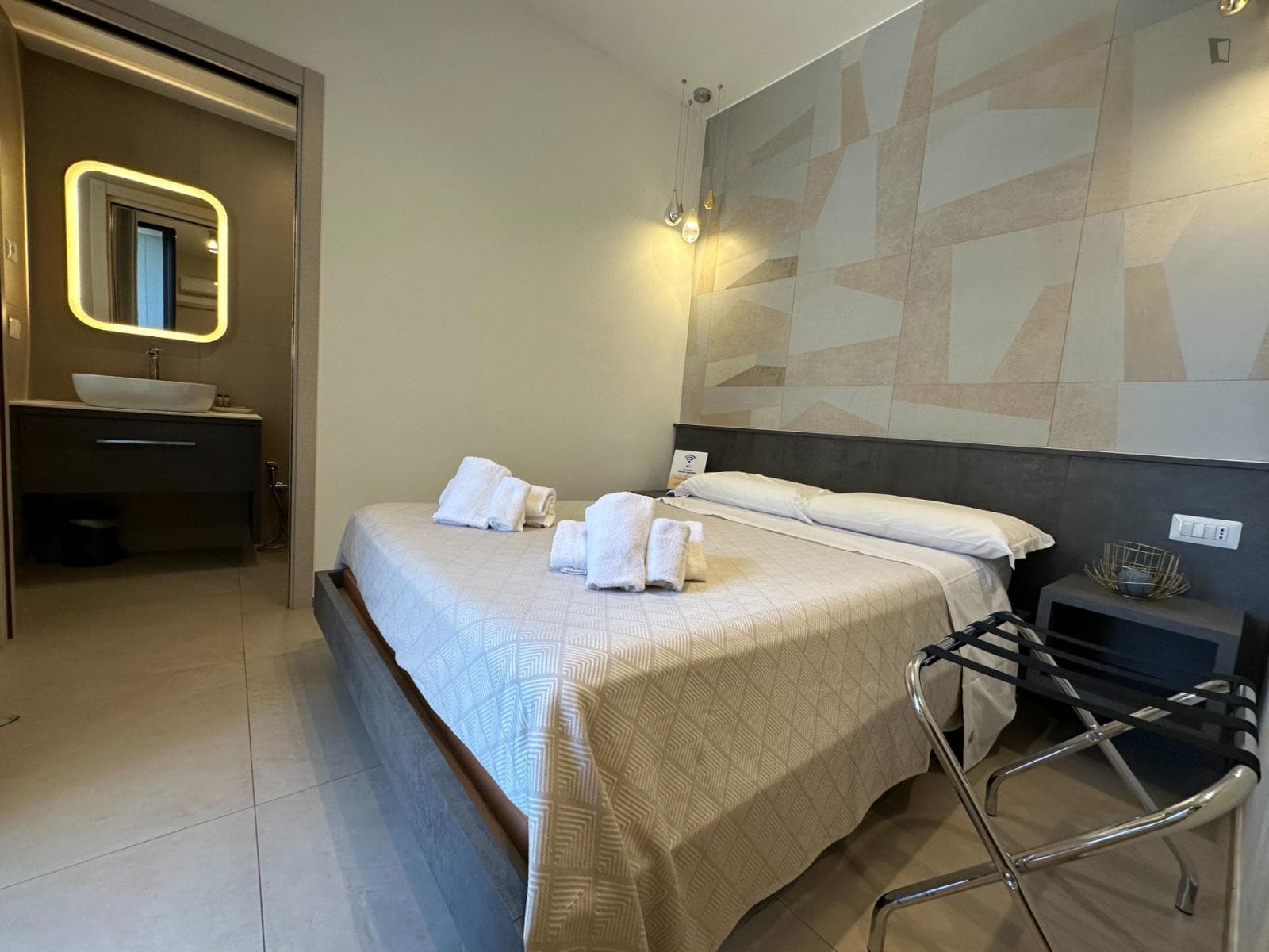 Inviting double ensuite bedroom in Palese photo 1