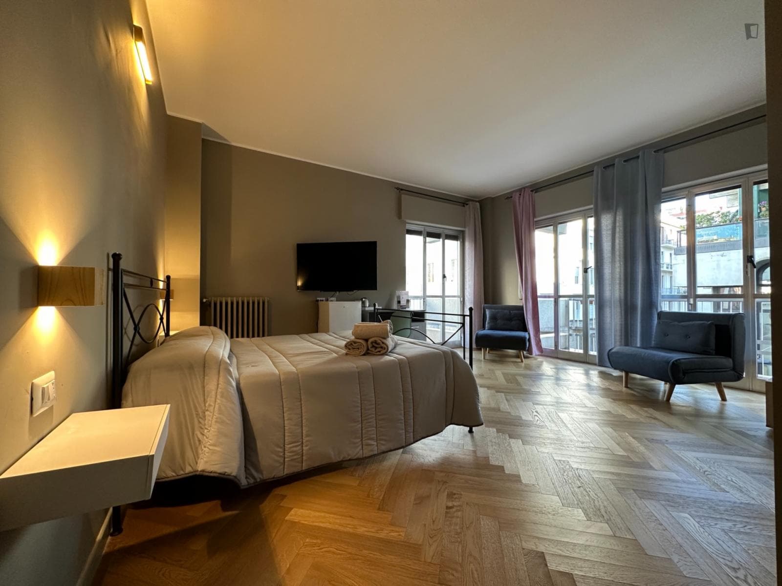 Large double ensuite bedroom in Murat photo 1