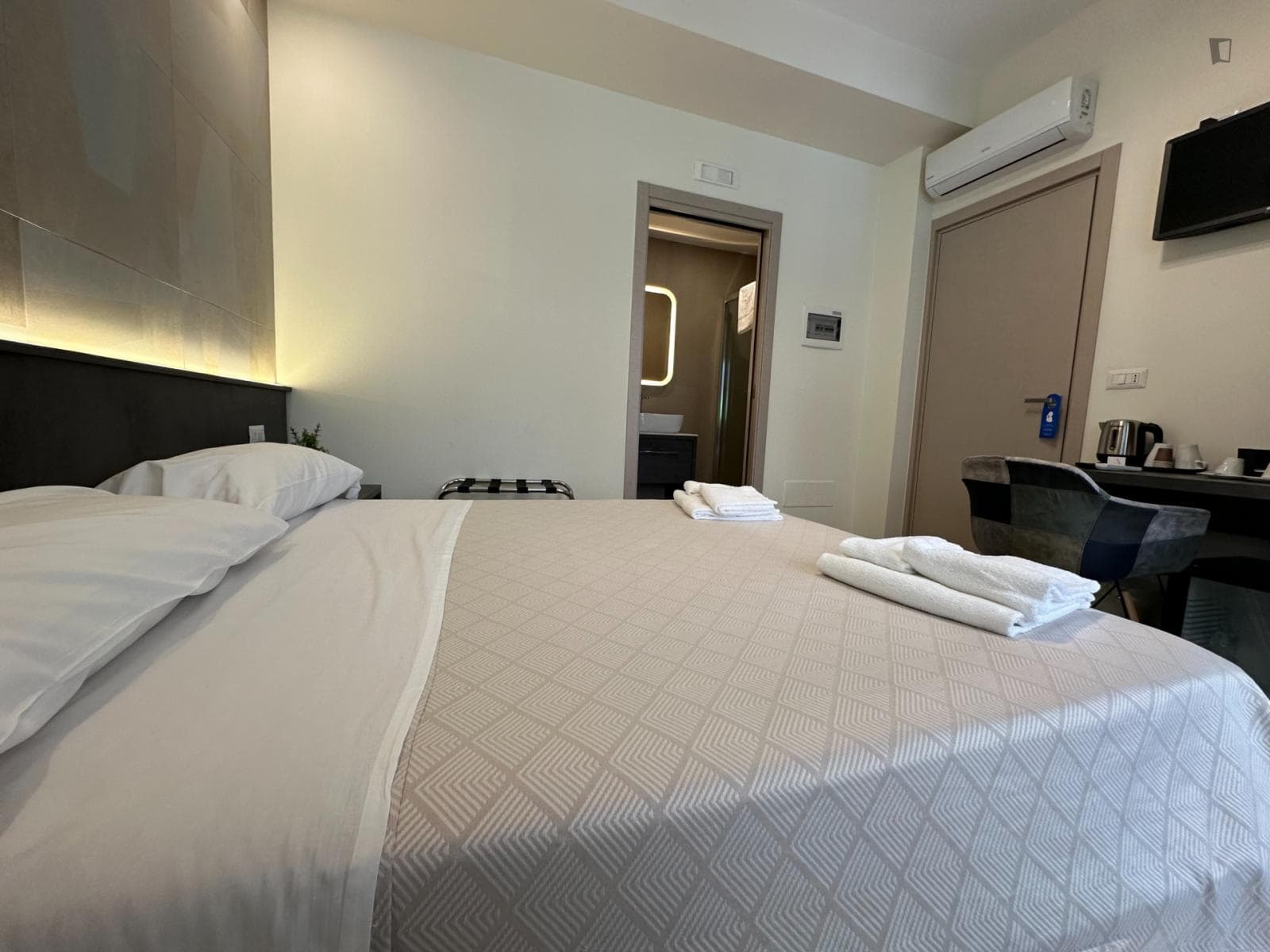 Very cosy double ensuite bedroom near the Palese train station photo 1