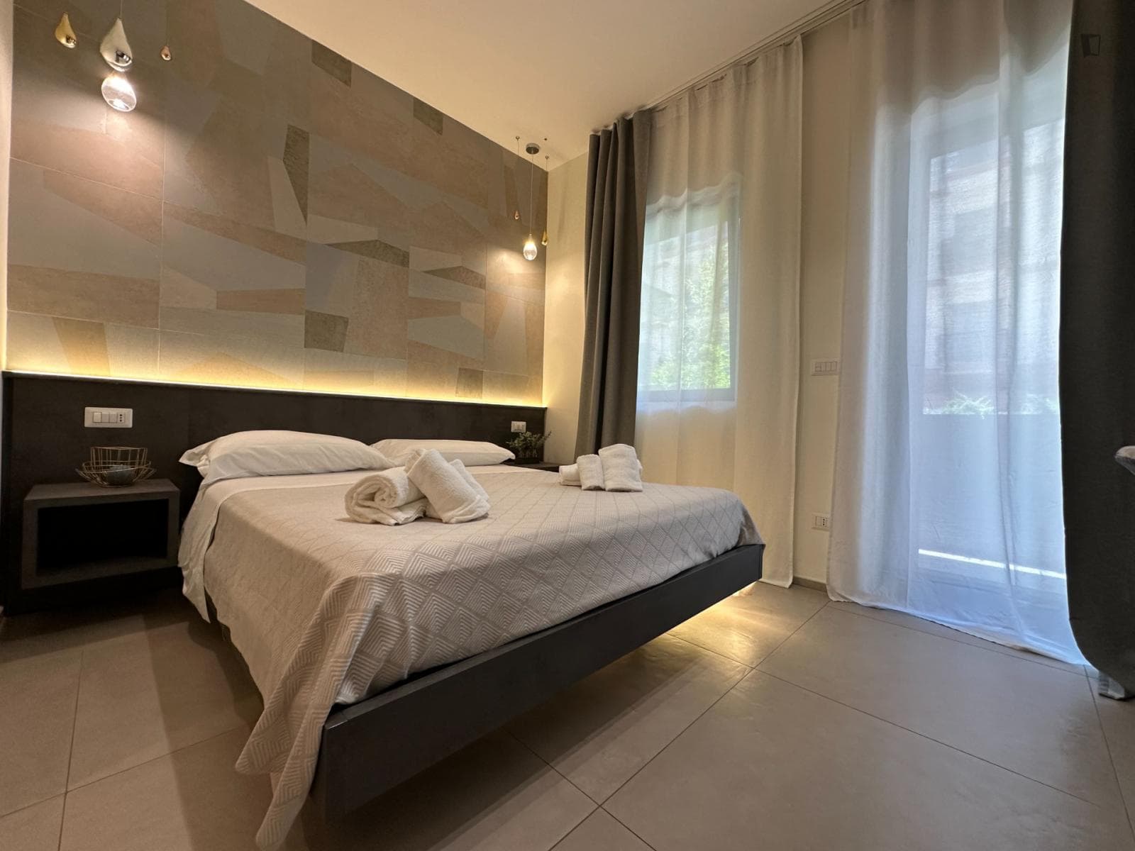 Charming double ensuite bedroom in Palese photo 1