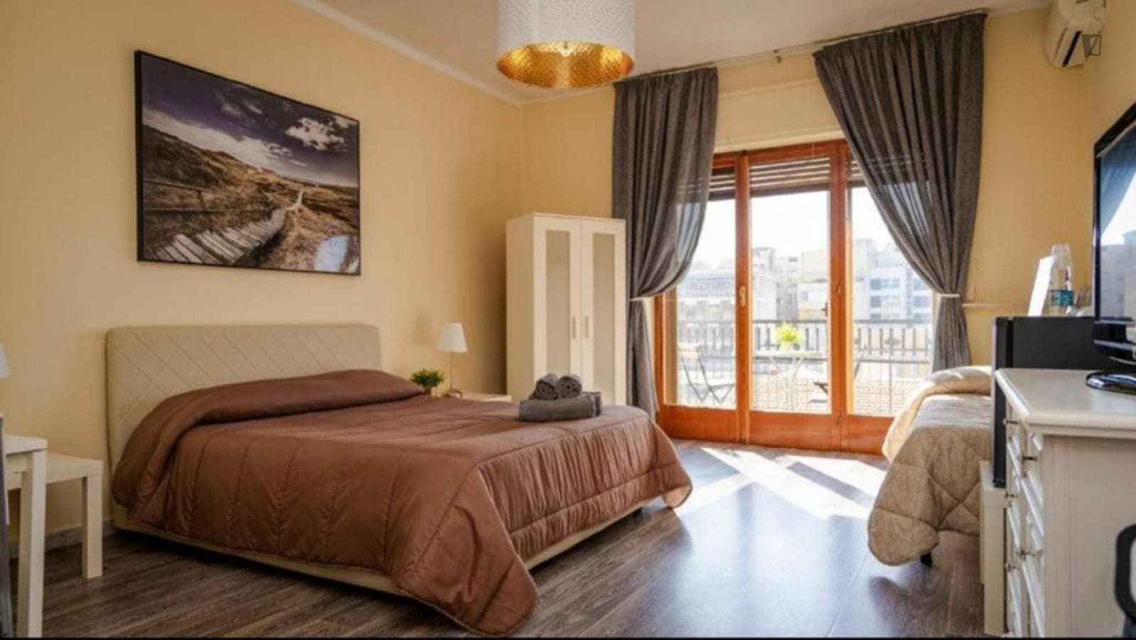 Bright double ensuite bedroom near the Centrale train station photo 1