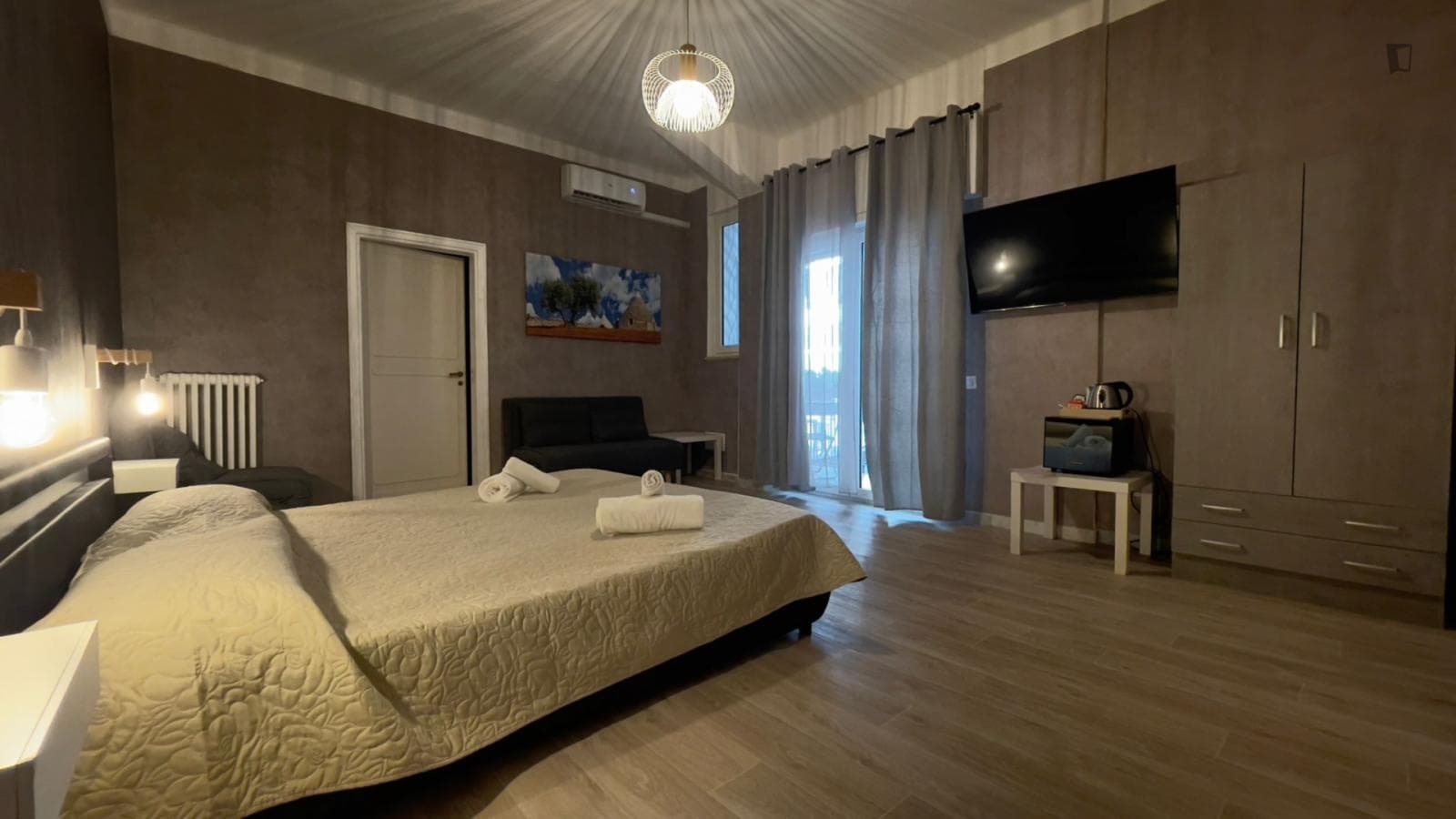Large double ensuite bedroom near the Gardens of Piazza Garibaldi photo 1