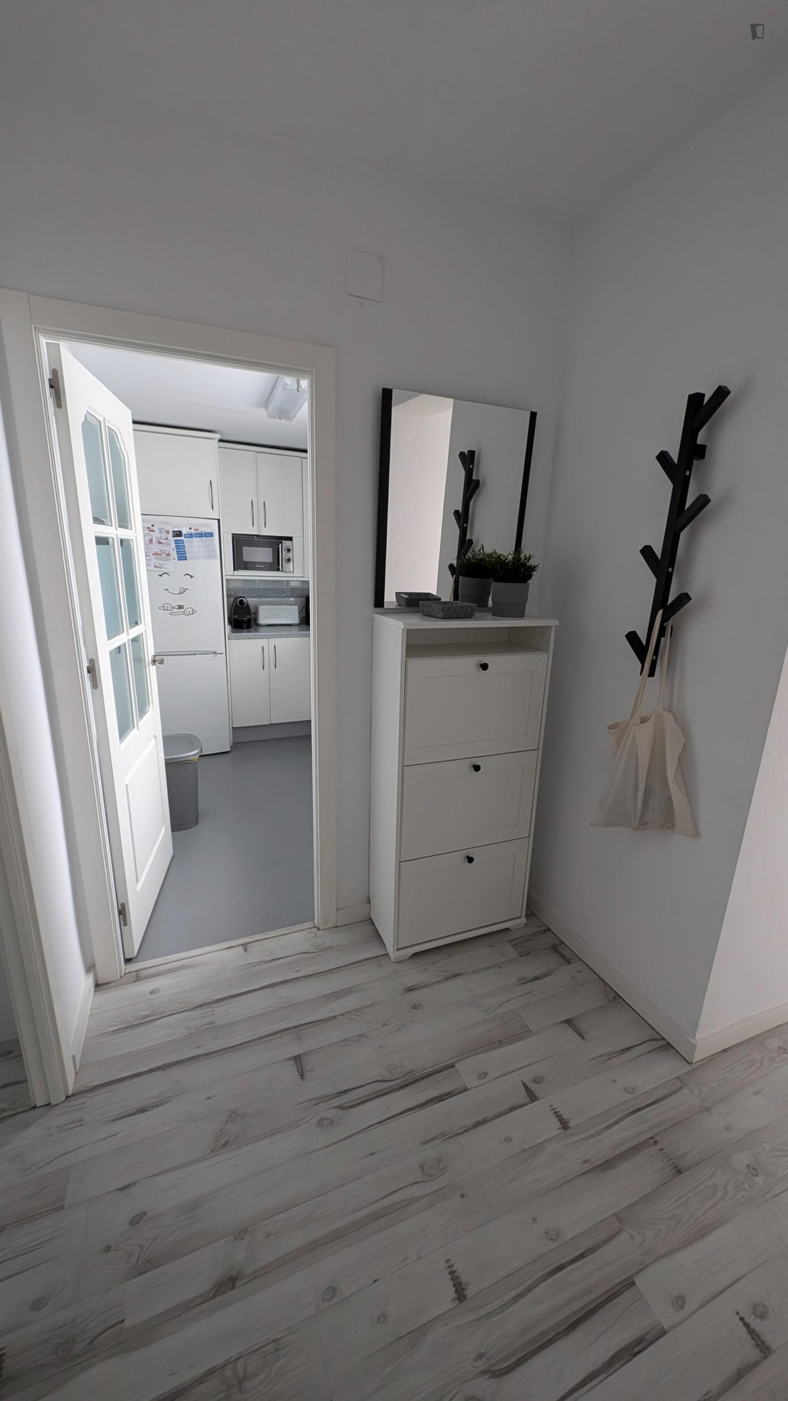 Double bedroom in 3-bedroom apartment photo 1