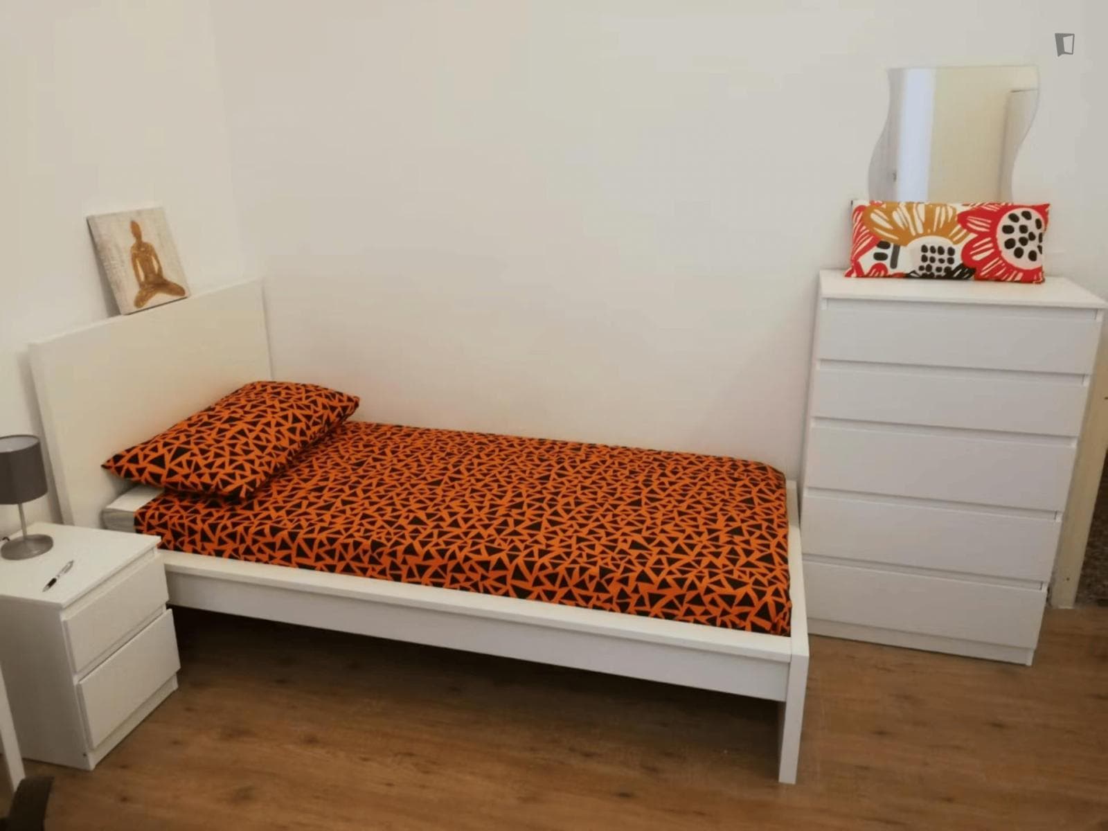 Homely single bedroom in the centre of Genoa photo 1