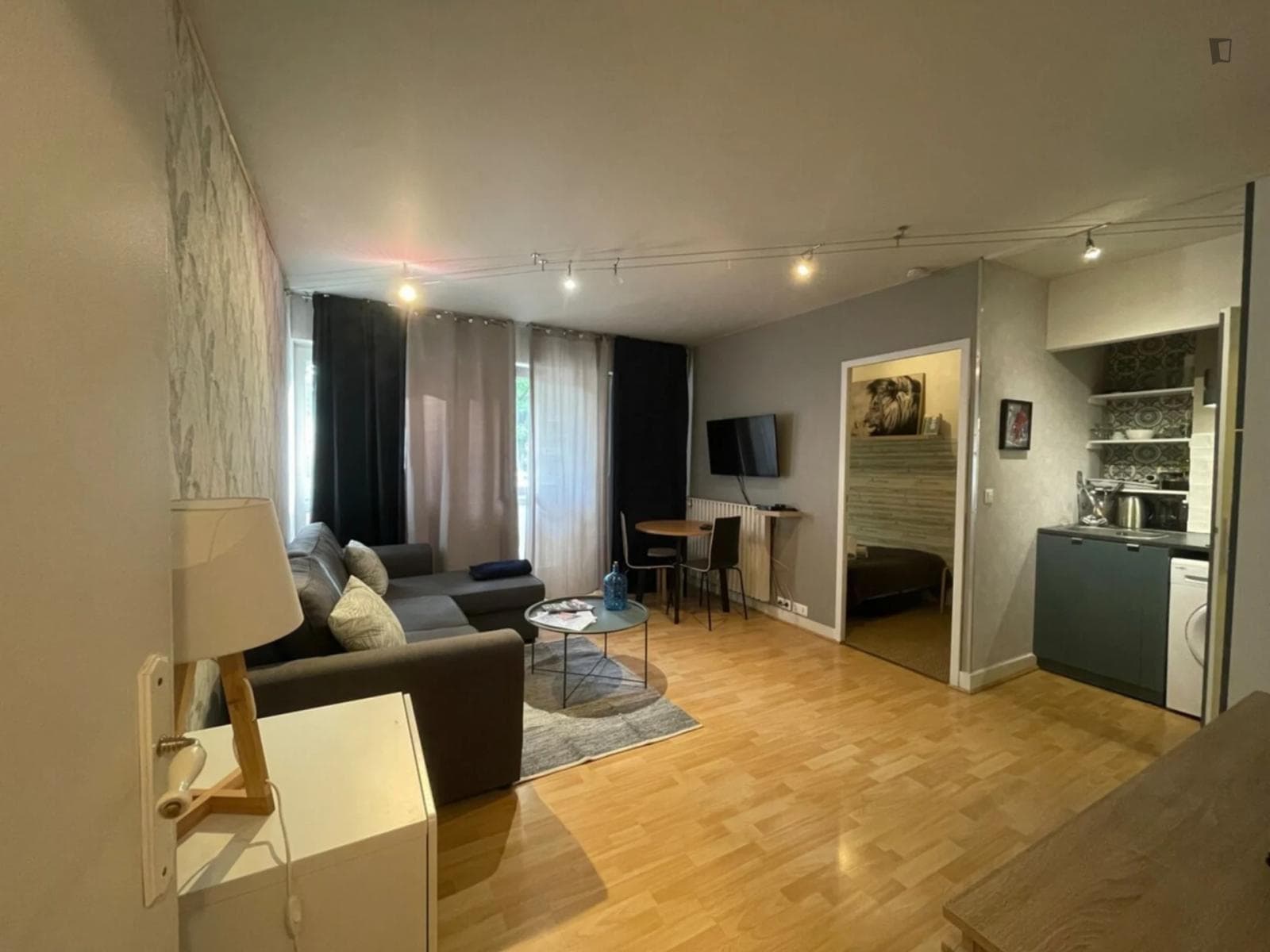 Cozy 1-bedroom apartment in Viroflay, well connected to both Versailles and Paris photo 1