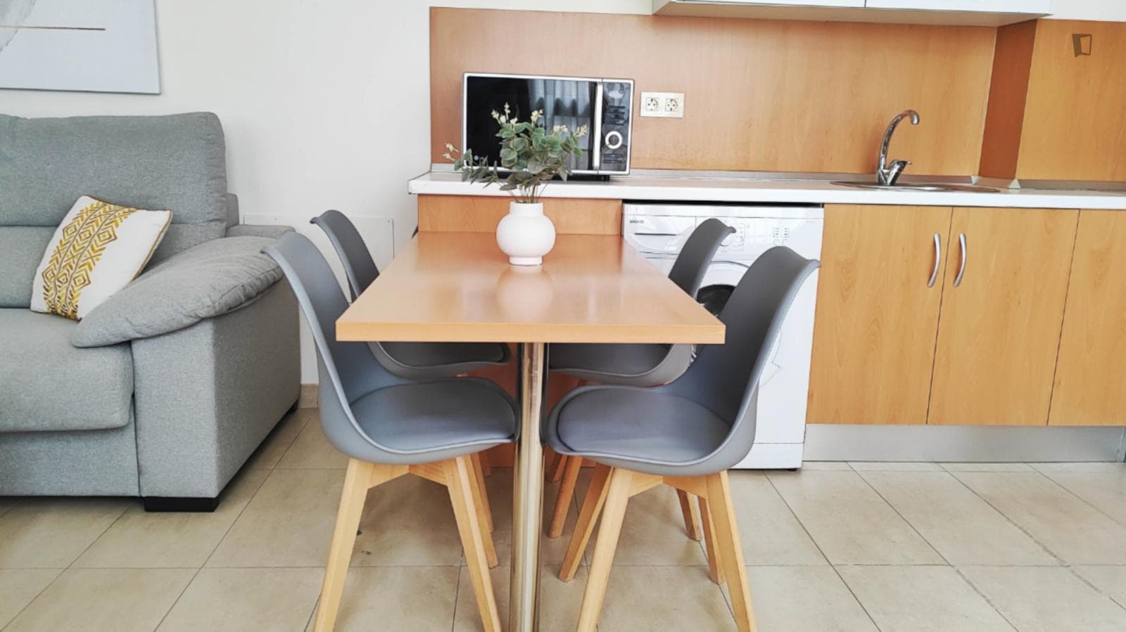 Bright studio apartment in central Malaga with shared rooftop photo 1