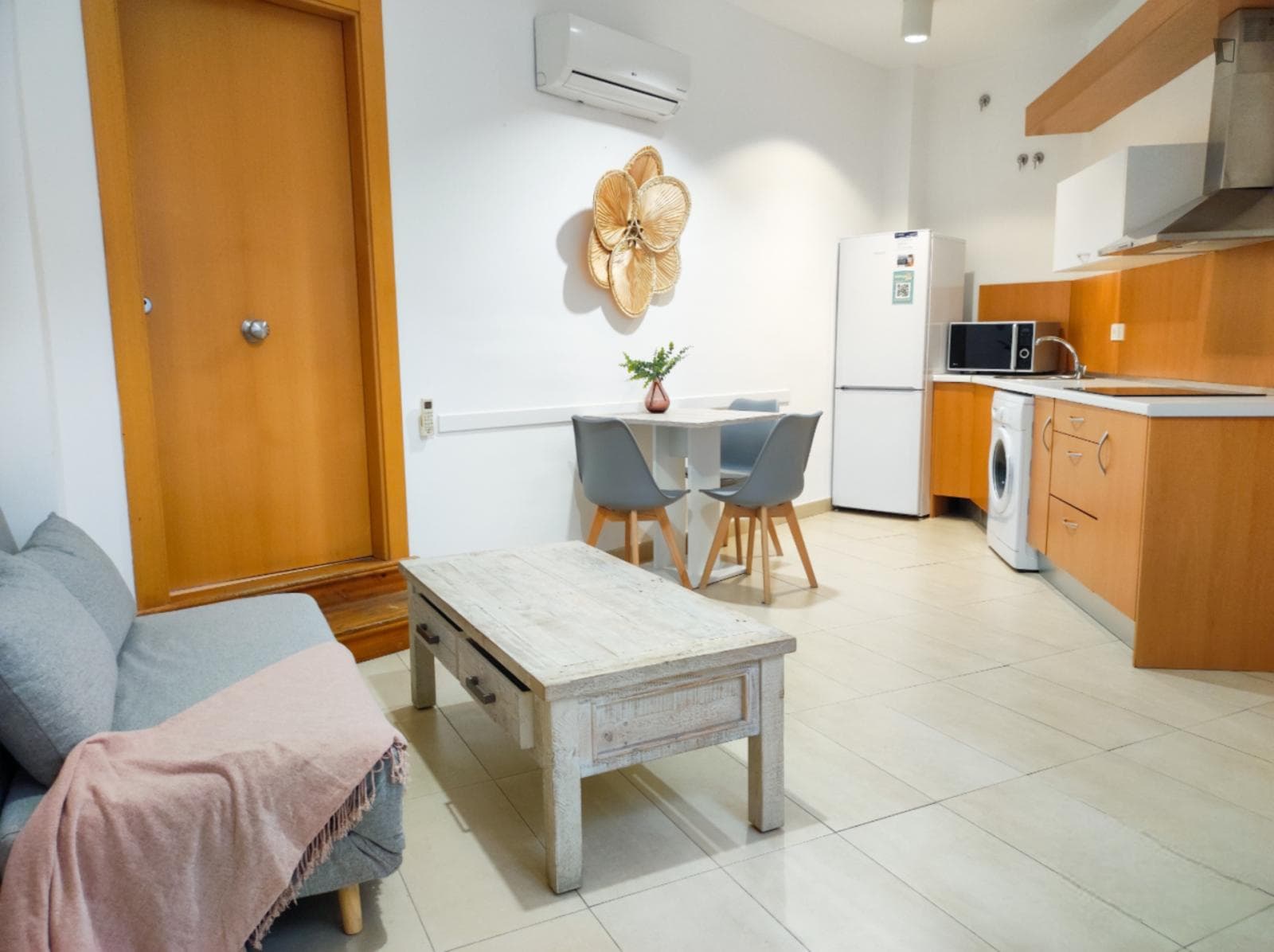 Beautiful studio apartment with shared rooftop photo 1