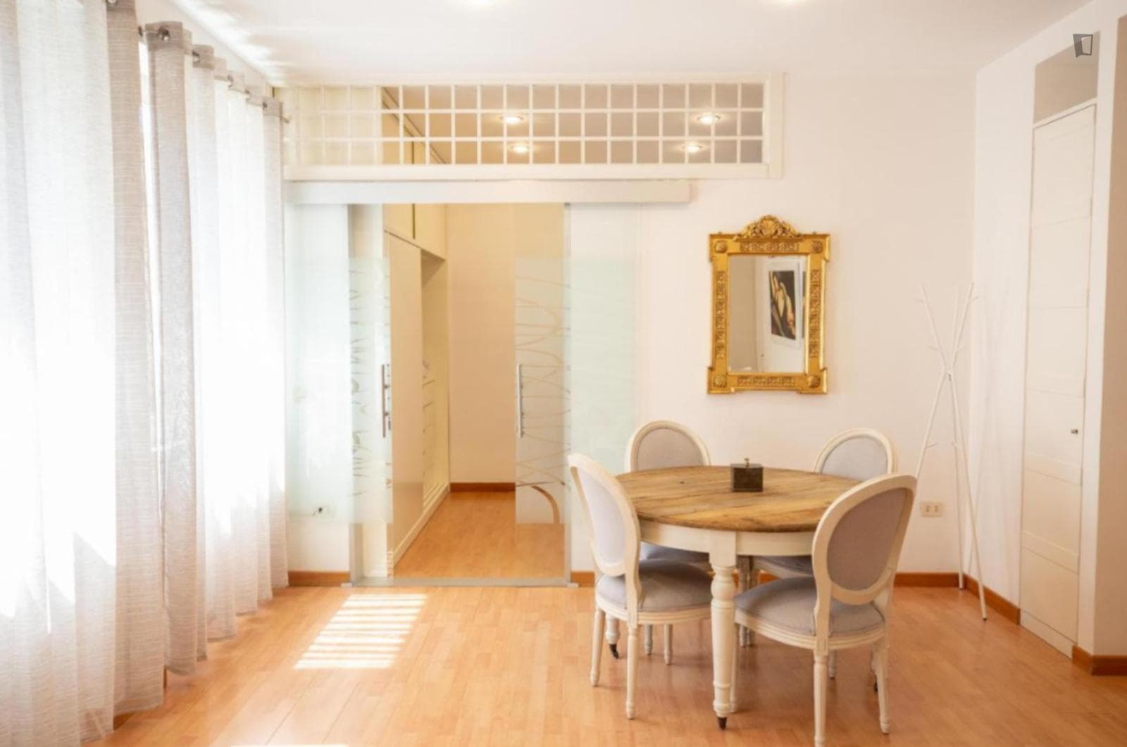Astonishing 1-bedroom apartment near the Municipio metro photo 1