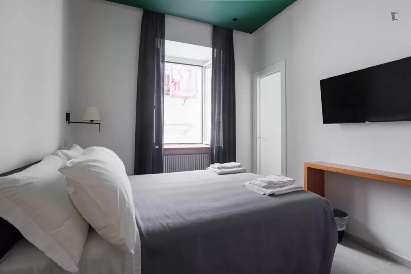 Welcoming double ensuite bedroom near the Duomo metro photo 1