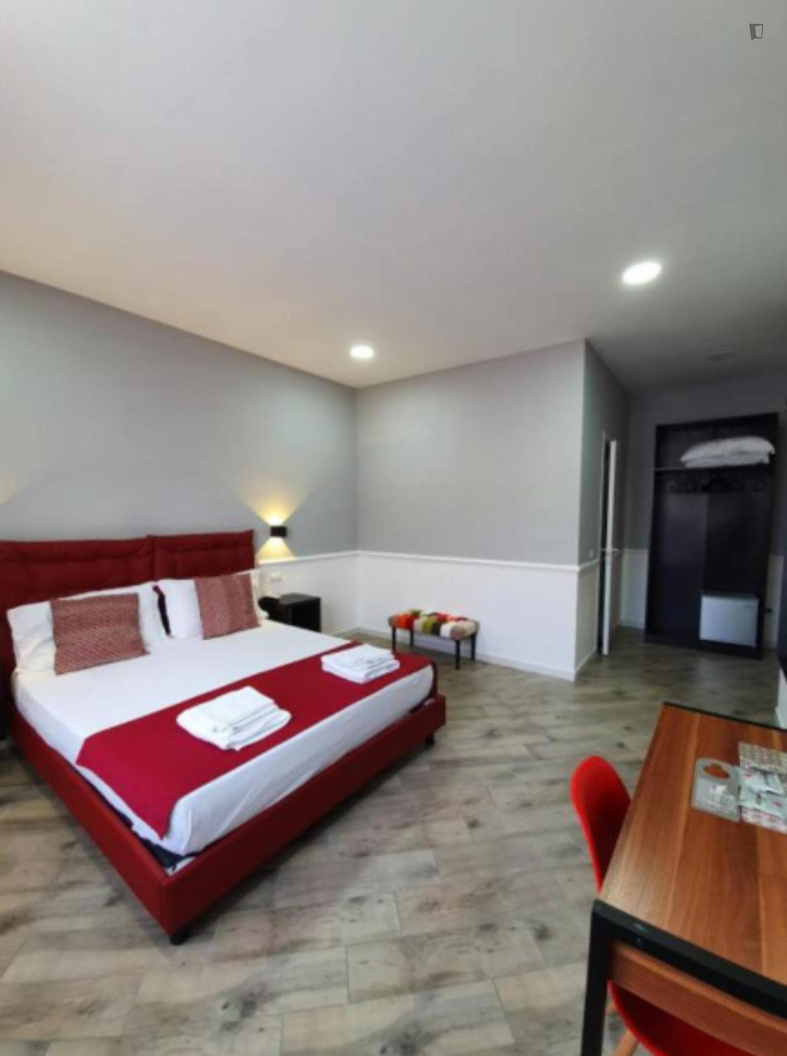 Charismatic double ensuite bedroom near the Università metro photo 1