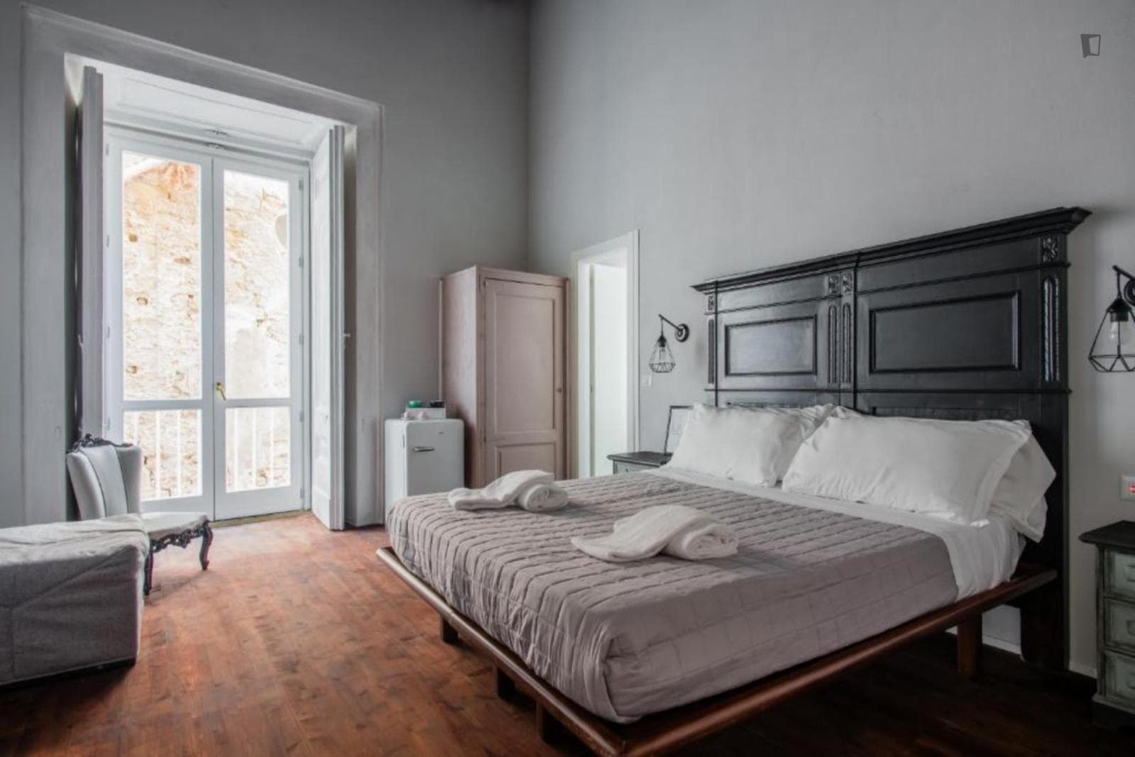 Spacious double ensuite bedroom in the heart of Naples photo 1