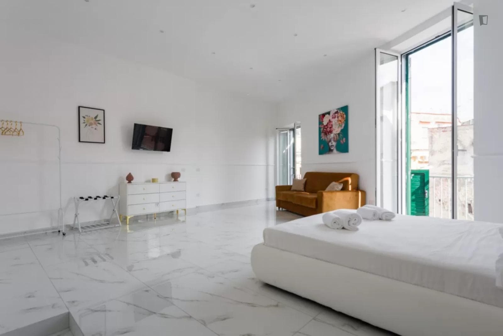 Ample double ensuite bedroom in Avvocata photo 1