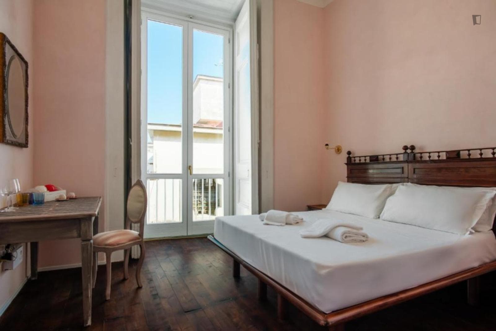 Inviting double ensuite bedroom in Centro Storico photo 1