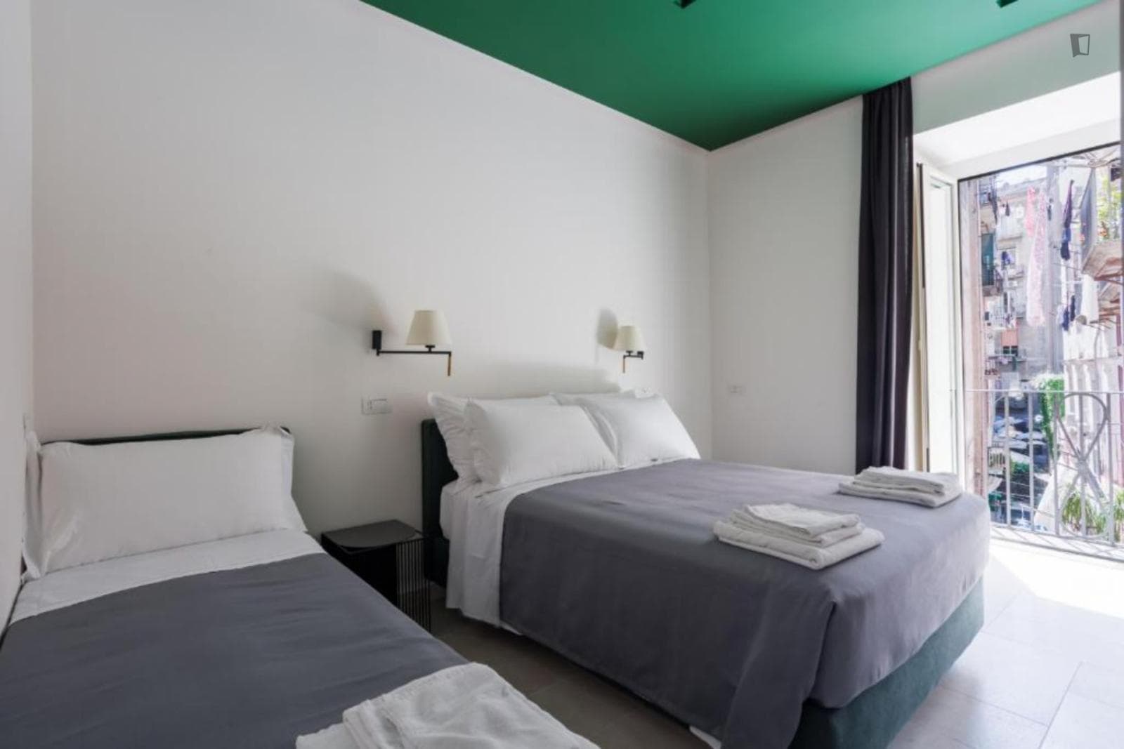 Breezy twin ensuite bedroom in Centro Storico photo 1