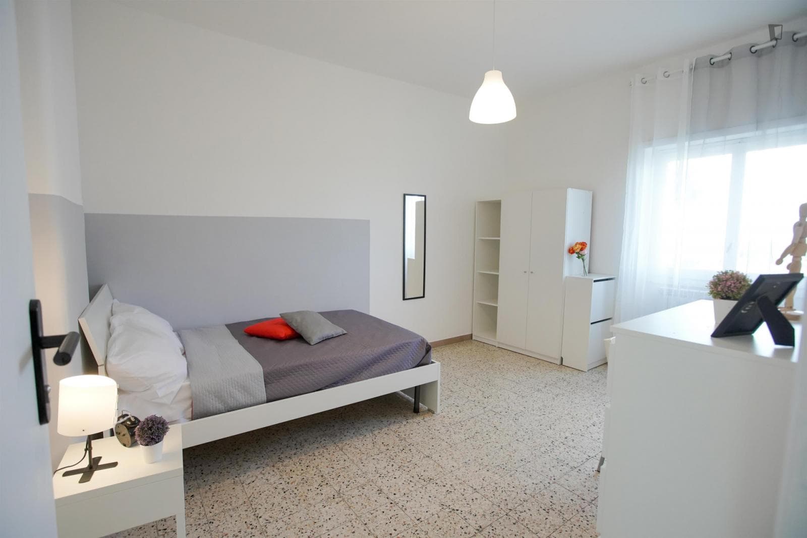 Neat single bedroom in a 3-bedroom flat near the University School of Medicine photo 1