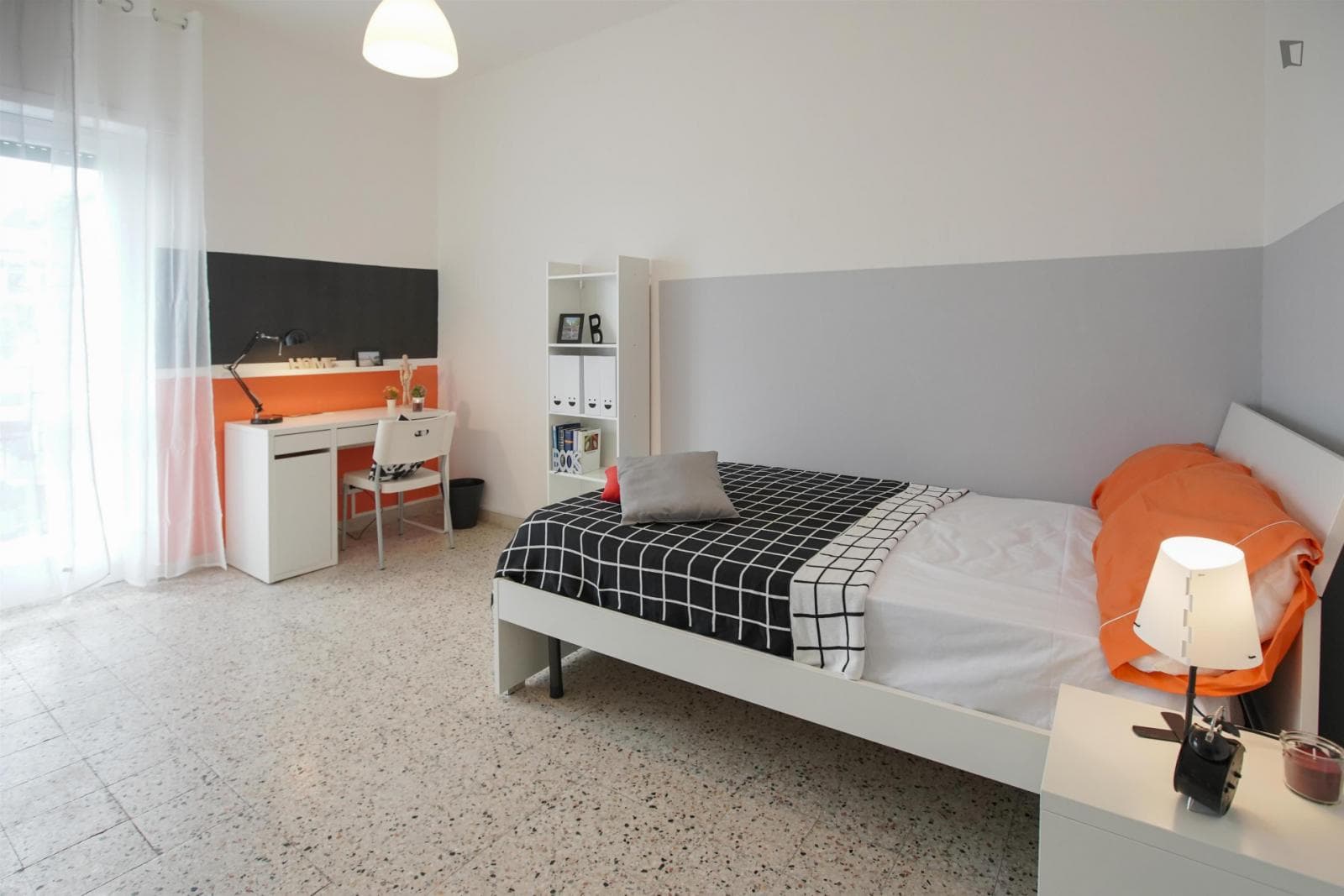 Single bedroom with balcony in a 3-bedroom flat near the University School of Medicine photo 1