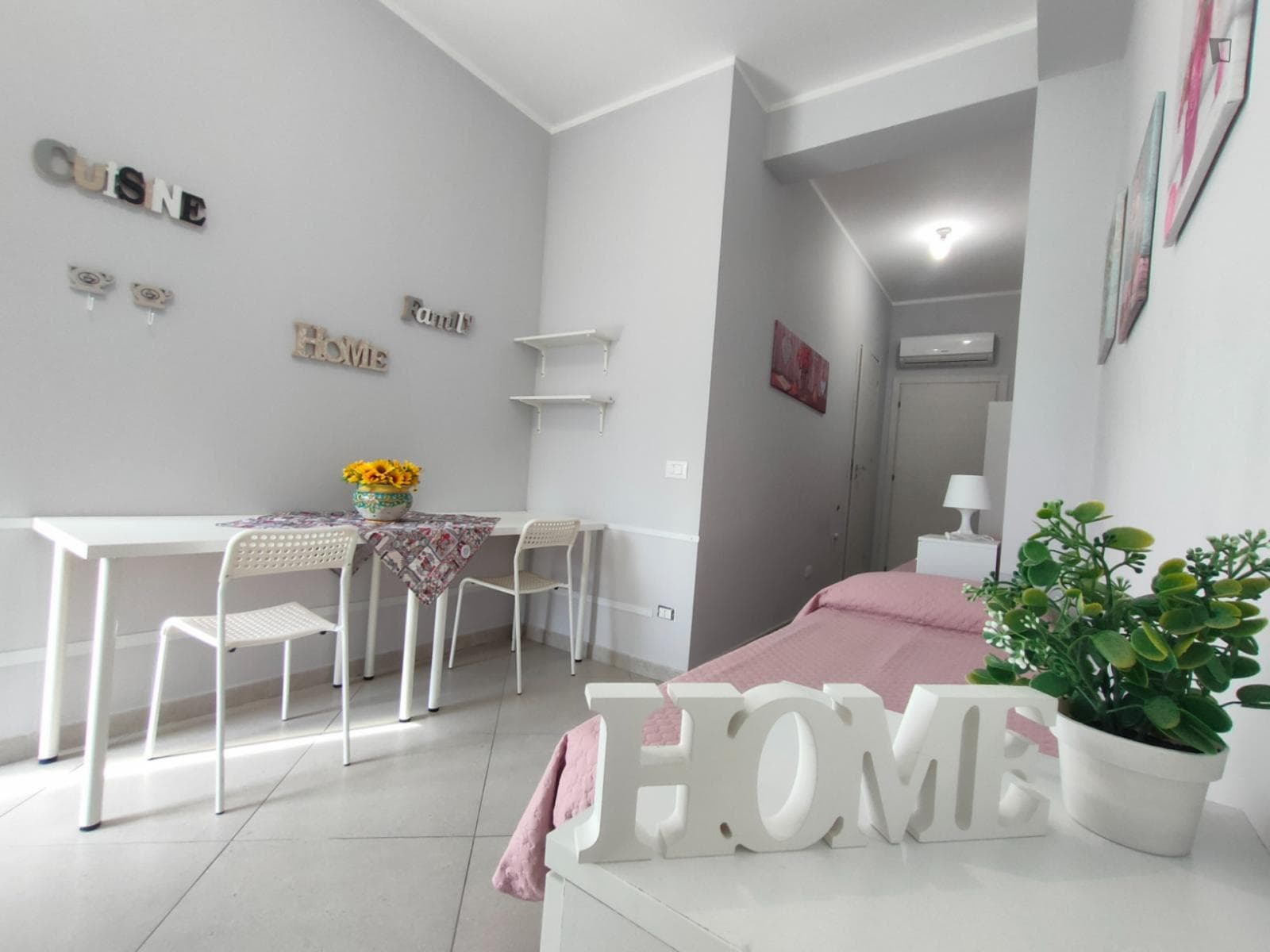 Cozy and bright studio with balcony next to Palermo's central station photo 1
