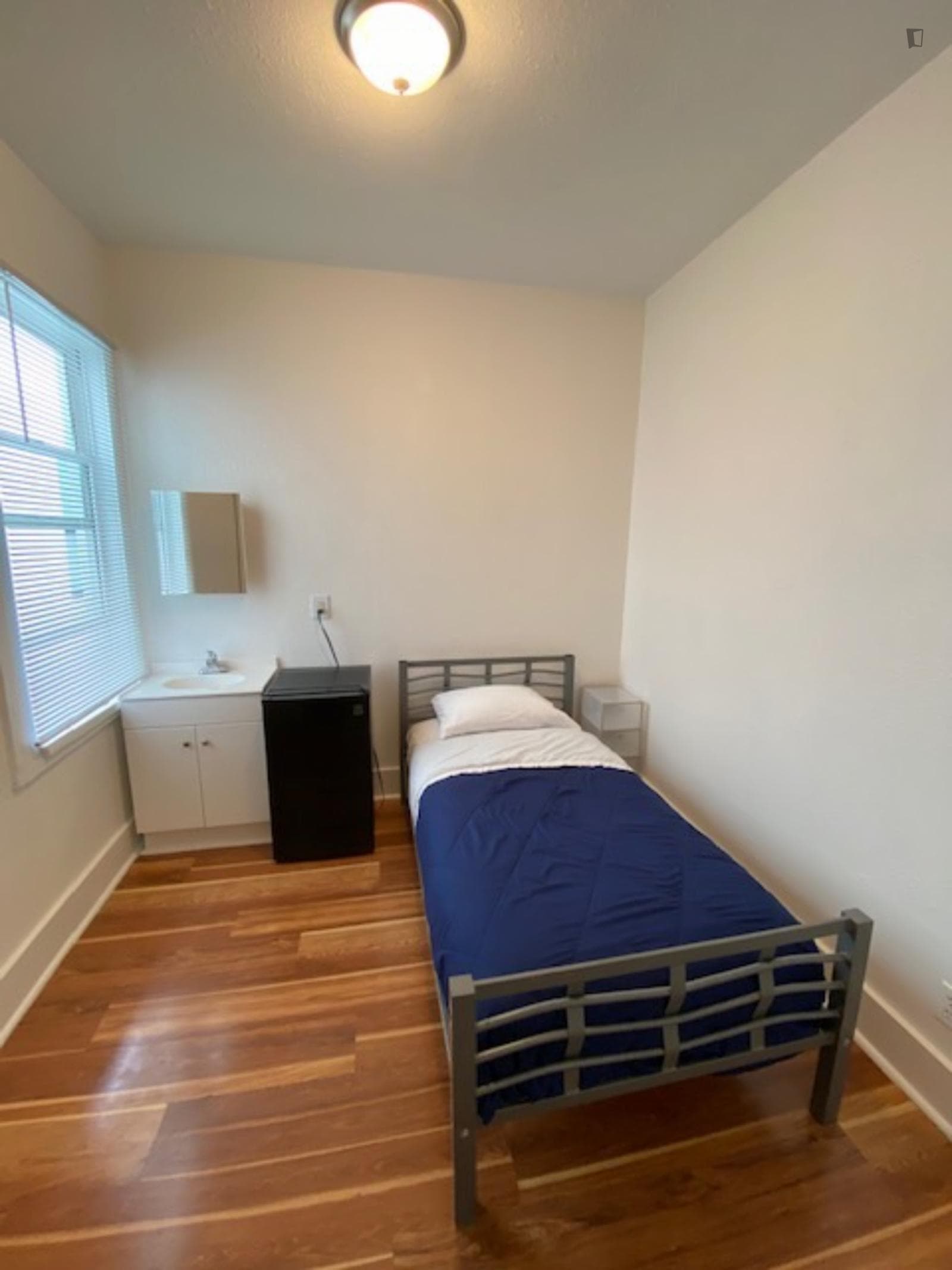 Small single bedroom not far from the Academy of Art University photo 1