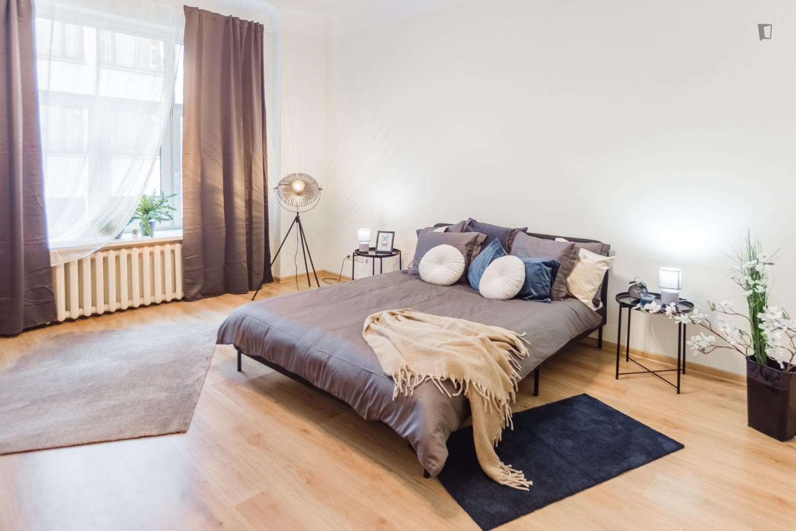 Bright double bedroom in Central District photo 1