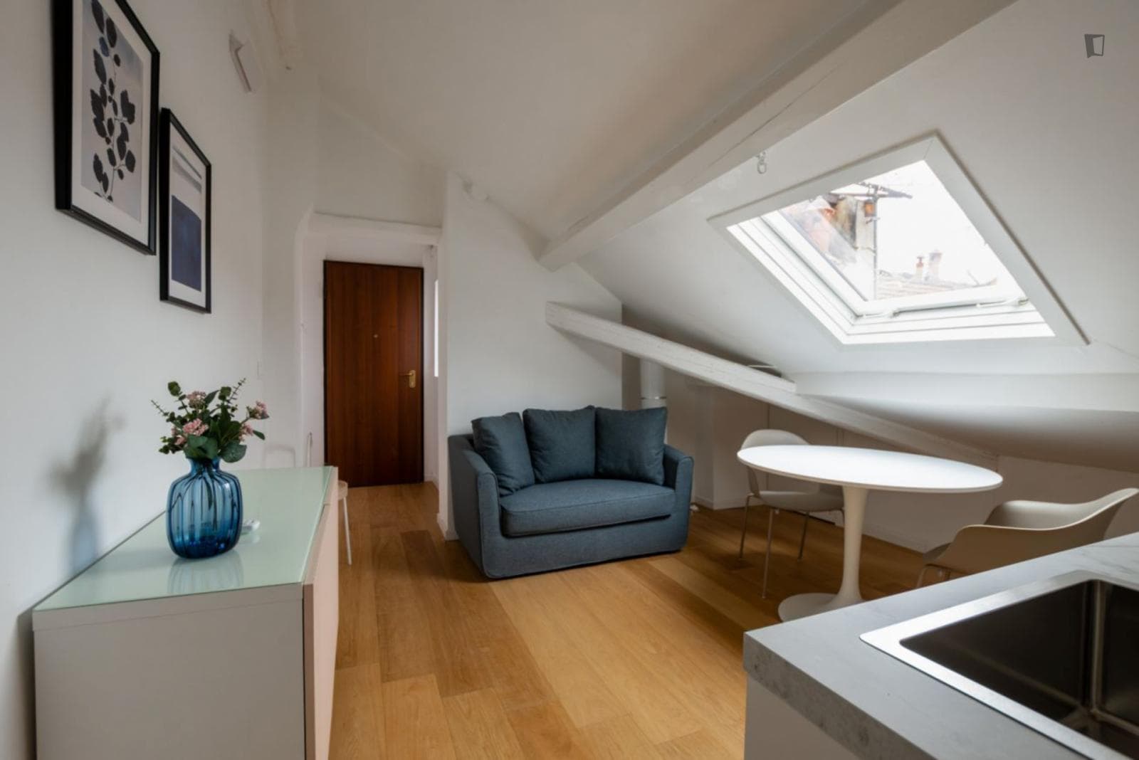 Comfortable and bright 1-bedroom apartment close to Pasteur metro station photo 1